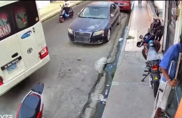 Una guagua del transporte público de Baní impactó este jueves un establecimiento comercial ubicado en la calle Duarte, causando daños materiales en la infraestructura del negocio. Al momento del accidente, una persona que se encontraba en la entrada del local y que se desplazaba con ayuda de muletas logró salir ilesa, pese a la cercanía del impacto. Hasta el momento, las autoridades no han informado las causas que provocaron el accidente ni han ofrecido detalles sobre posibles personas lesionadas o las circunstancias en que ocurrió el hecho. El caso permanece bajo investigación para determinar las responsabilidades correspondientes.