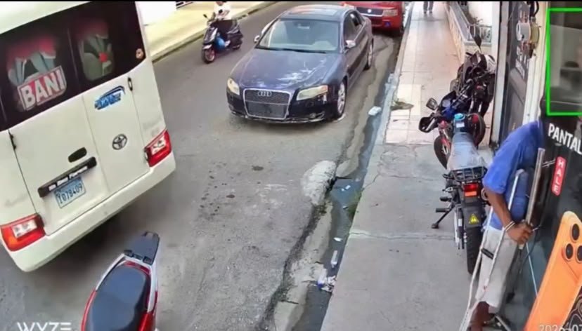 Una guagua del transporte público de Baní impactó este jueves un establecimiento comercial ubicado en la calle Duarte, causando daños materiales en la infraestructura del negocio. Al momento del accidente, una persona que se encontraba en la entrada del local y que se desplazaba con ayuda de muletas logró salir ilesa, pese a la cercanía del impacto. Hasta el momento, las autoridades no han informado las causas que provocaron el accidente ni han ofrecido detalles sobre posibles personas lesionadas o las circunstancias en que ocurrió el hecho. El caso permanece bajo investigación para determinar las responsabilidades correspondientes.
