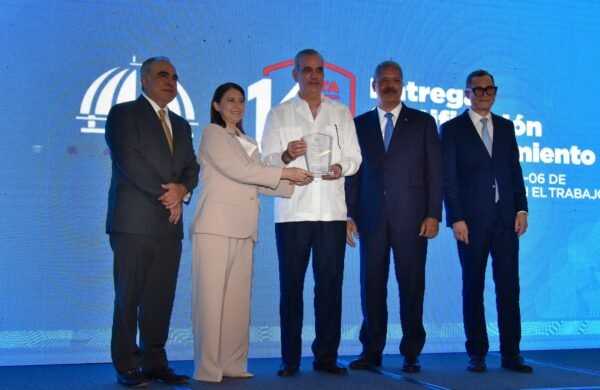 El Banco Popular Dominicano fue reconocido por el Ministerio de Trabajo por la excelencia en la implementación de su sistema de gestión de seguridad y salud en el trabajo, así como por su desempeño sobresaliente en la promoción de una cultura preventiva en sus centros laborales. La distinción fue entregada durante una ceremonia encabezada por el presidente Luis Abinader y el ministro de Trabajo, Eddy Olivares Ortega. En representación de la entidad financiera recibieron el reconocimiento María Badía, vicepresidenta del Área de Gestión de Talento y Cultura, y José Luis Guzmán Peña, gerente de la División de Seguridad Física, Electrónica y Ocupacional. De acuerdo con la institución, el Banco Popular acumula más de una década de certificaciones y recertificaciones en materia de seguridad y salud ocupacional, siendo una de las primeras entidades del sistema financiero dominicano en obtener este tipo de avales. Además del reconocimiento especial, el Banco Popular, el Grupo Popular y sus empresas filiales renovaron las certificaciones otorgadas por el Ministerio de Trabajo, las cuales acreditan el cumplimiento de las disposiciones del Reglamento 522-06 sobre Seguridad y Salud en el Trabajo y de las normas complementarias vigentes. Las evaluaciones, realizadas por la Dirección General de Higiene y Seguridad Industrial, verificaron la actualización de los sistemas de gestión, el funcionamiento de los comités mixtos de seguridad y la aplicación de políticas orientadas a la prevención de riesgos laborales y la protección de los colaboradores. En el caso del Banco Popular, la recertificación abarca su red de oficinas a nivel nacional, consolidando un modelo de gestión enfocado en la prevención, la mejora continua y el bienestar de empleados, clientes, proveedores y visitantes.
