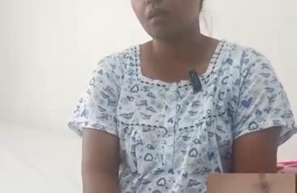 La joven Rosely Michel García denunció una presunta mala práctica médica luego de ser sometida a una intervención quirúrgica en el Hospital Pascasio Toribio Piantini, en Salcedo, procedimiento que, según afirma, le provocó una infección bacteriana por la que actualmente recibe tratamiento en un centro de salud privado. De acuerdo con su testimonio, la cirugía fue realizada por una doctora identificada con el apellido García y, tras la operación, comenzó a presentar complicaciones que derivaron en una infección que requiere atención médica especializada, un tratamiento prolongado y elevados costos económicos. La joven aseguró que enfrenta dificultades para cubrir los gastos de su recuperación y que, debido a su situación económica, ha contemplado solicitar el alta médica para regresar a su vivienda, pese a la preocupación por las posibles complicaciones de salud. Hasta el momento, ni el Hospital Pascasio Toribio Piantini ni la profesional de la salud señalada han emitido una posición oficial sobre la denuncia.