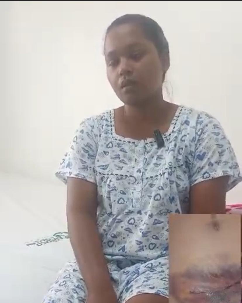 La joven Rosely Michel García denunció una presunta mala práctica médica luego de ser sometida a una intervención quirúrgica en el Hospital Pascasio Toribio Piantini, en Salcedo, procedimiento que, según afirma, le provocó una infección bacteriana por la que actualmente recibe tratamiento en un centro de salud privado. De acuerdo con su testimonio, la cirugía fue realizada por una doctora identificada con el apellido García y, tras la operación, comenzó a presentar complicaciones que derivaron en una infección que requiere atención médica especializada, un tratamiento prolongado y elevados costos económicos. La joven aseguró que enfrenta dificultades para cubrir los gastos de su recuperación y que, debido a su situación económica, ha contemplado solicitar el alta médica para regresar a su vivienda, pese a la preocupación por las posibles complicaciones de salud. Hasta el momento, ni el Hospital Pascasio Toribio Piantini ni la profesional de la salud señalada han emitido una posición oficial sobre la denuncia.