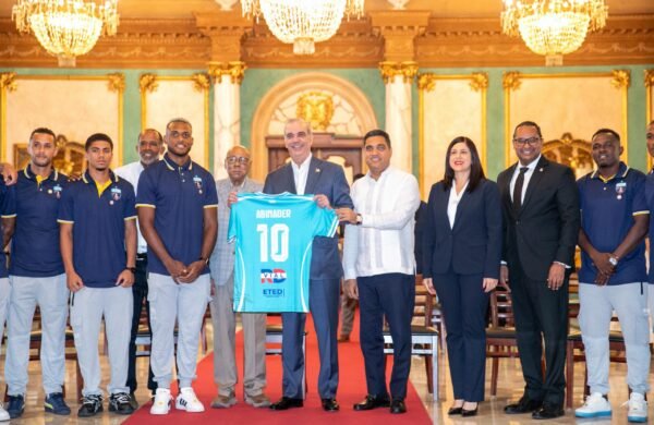 Abinader recibe al Salcedo FC tras histórica corona en la LDF
