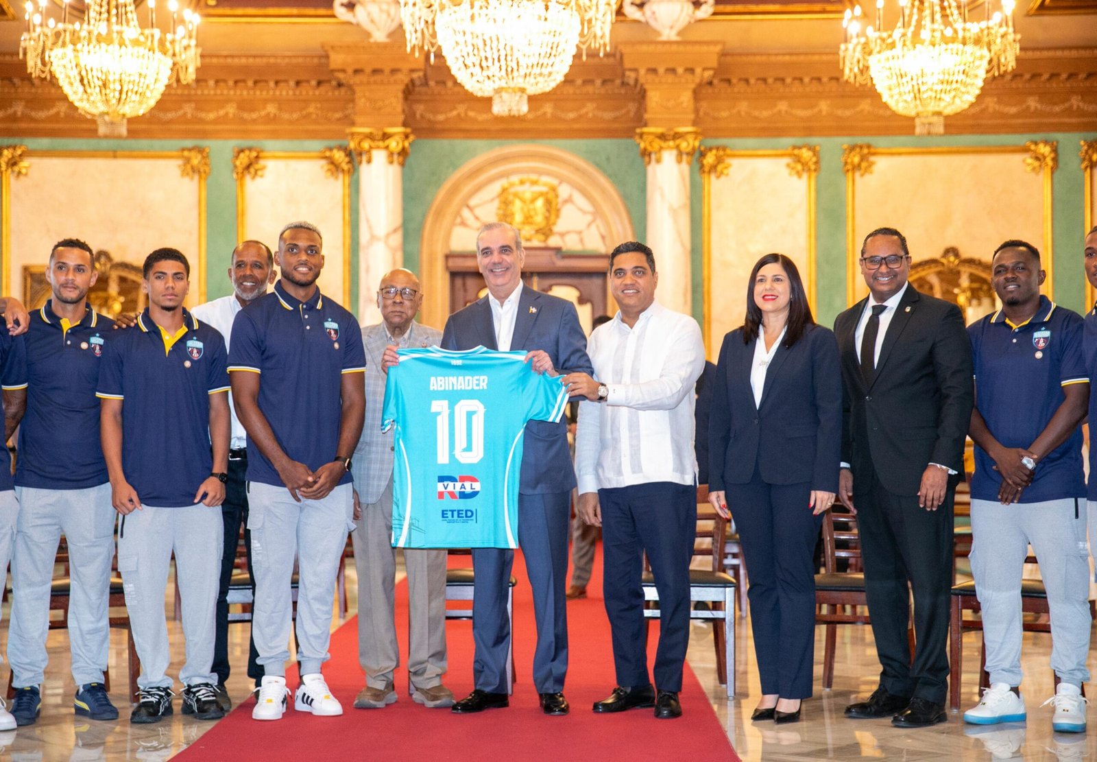 Abinader recibe al Salcedo FC tras histórica corona en la LDF