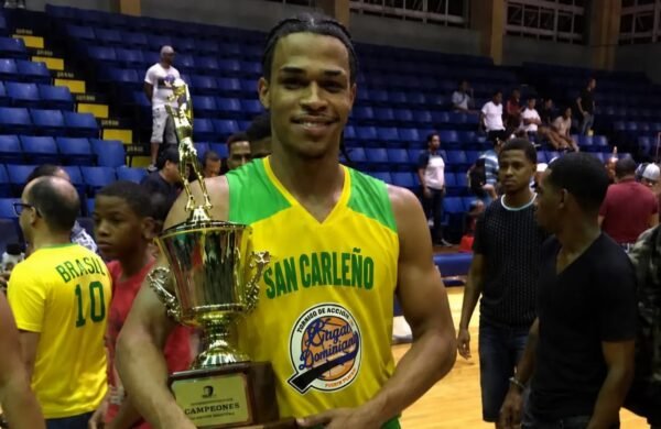 El baloncestista Yeury Rodríguez murió tras ser atacado a tiros por desconocidos durante un presunto intento de asalto, ocurrido cuando llegaba a su residencia en la calle Benito González, del sector San Carlos, en el Distrito Nacional. La muerte del deportista ha causado consternación en la comunidad de San José de Ocoa, donde era ampliamente reconocido por su trayectoria en el baloncesto. Rodríguez fue una de las principales figuras del Club Village, con el que conquistó varios campeonatos y obtuvo el premio al Jugador Más Valioso (MVP) en 2018. Además, integró la selección de San José de Ocoa en la modalidad de baloncesto 3x3, representando a la provincia en diferentes competencias nacionales. Rodríguez era hermano del también jugador Yeison Rodríguez, miembro de los clubes Pueblo Abajo y Village, por lo que su fallecimiento ha generado un profundo pesar entre familiares, amigos, compañeros de equipo y seguidores del deporte. A través de sus redes sociales, el Club San Carlos expresó sus condolencias por la muerte del atleta y manifestó su solidaridad con sus allegados. Hasta el momento, las autoridades no han ofrecido mayores detalles sobre las circunstancias del crimen. Se espera que en las próximas horas informen sobre el avance de las investigaciones para identificar y capturar a los responsables.
