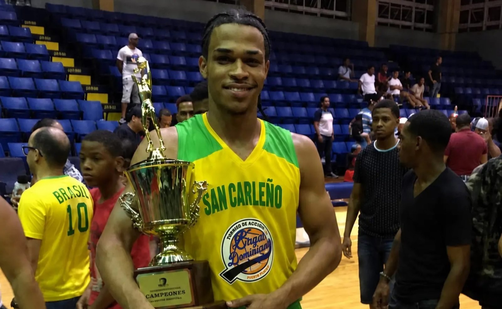 El baloncestista Yeury Rodríguez murió tras ser atacado a tiros por desconocidos durante un presunto intento de asalto, ocurrido cuando llegaba a su residencia en la calle Benito González, del sector San Carlos, en el Distrito Nacional. La muerte del deportista ha causado consternación en la comunidad de San José de Ocoa, donde era ampliamente reconocido por su trayectoria en el baloncesto. Rodríguez fue una de las principales figuras del Club Village, con el que conquistó varios campeonatos y obtuvo el premio al Jugador Más Valioso (MVP) en 2018. Además, integró la selección de San José de Ocoa en la modalidad de baloncesto 3x3, representando a la provincia en diferentes competencias nacionales. Rodríguez era hermano del también jugador Yeison Rodríguez, miembro de los clubes Pueblo Abajo y Village, por lo que su fallecimiento ha generado un profundo pesar entre familiares, amigos, compañeros de equipo y seguidores del deporte. A través de sus redes sociales, el Club San Carlos expresó sus condolencias por la muerte del atleta y manifestó su solidaridad con sus allegados. Hasta el momento, las autoridades no han ofrecido mayores detalles sobre las circunstancias del crimen. Se espera que en las próximas horas informen sobre el avance de las investigaciones para identificar y capturar a los responsables.