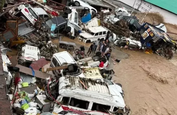 Al menos 10 personas han muerto y más de 300,000 resultaron afectadas por las fuertes inundaciones provocadas por las lluvias monzónicas en el estado de Assam, al norte de la India, según informaron este martes las autoridades. La Autoridad Estatal de Gestión de Desastres de Assam (Asdma) reportó que cerca de 800 aldeas permanecen bajo los efectos de las inundaciones y que alrededor de 20,000 hectáreas de cultivos han quedado anegadas, lo que agrava el impacto económico y social de la emergencia. Como parte de las labores de respuesta, el Ejército de la India ha rescatado a 571 personas que permanecían atrapadas en comunidades del Alto Assam, mientras el desbordamiento del río Brahmaputra y sus afluentes continúa afectando amplias zonas de la región. El jefe de Gobierno de Assam, Himanta Biswa Sarma, informó que las autoridades han reforzado los diques, instalado barreras con sacos de arena y mejorado los sistemas de drenaje para reducir los daños y proteger a la población. Asimismo, aseguró que el Gobierno mantiene un monitoreo permanente de la situación y ha instruido a las instituciones competentes a acelerar la distribución de ayuda humanitaria para las familias afectadas. La temporada del monzón, que se desarrolla entre junio y septiembre, aporta cerca del 75 % de las lluvias anuales en la India y es fundamental para la agricultura. Sin embargo, las precipitaciones intensas suelen provocar inundaciones de gran magnitud, con pérdidas humanas y severos daños a la infraestructura y a la producción agrícola.
