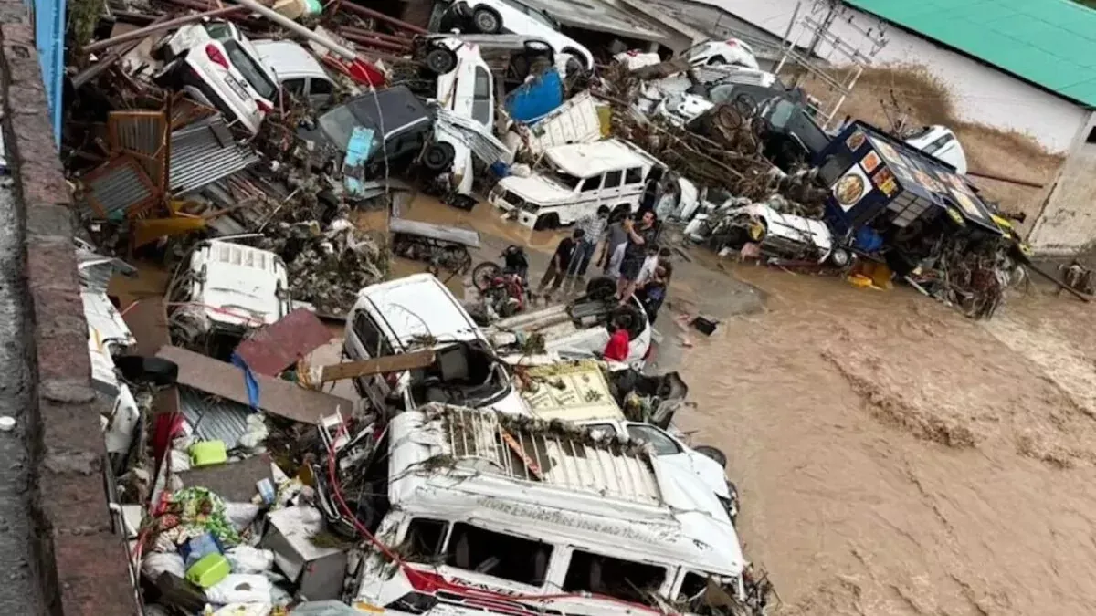 Al menos 10 personas han muerto y más de 300,000 resultaron afectadas por las fuertes inundaciones provocadas por las lluvias monzónicas en el estado de Assam, al norte de la India, según informaron este martes las autoridades. La Autoridad Estatal de Gestión de Desastres de Assam (Asdma) reportó que cerca de 800 aldeas permanecen bajo los efectos de las inundaciones y que alrededor de 20,000 hectáreas de cultivos han quedado anegadas, lo que agrava el impacto económico y social de la emergencia. Como parte de las labores de respuesta, el Ejército de la India ha rescatado a 571 personas que permanecían atrapadas en comunidades del Alto Assam, mientras el desbordamiento del río Brahmaputra y sus afluentes continúa afectando amplias zonas de la región. El jefe de Gobierno de Assam, Himanta Biswa Sarma, informó que las autoridades han reforzado los diques, instalado barreras con sacos de arena y mejorado los sistemas de drenaje para reducir los daños y proteger a la población. Asimismo, aseguró que el Gobierno mantiene un monitoreo permanente de la situación y ha instruido a las instituciones competentes a acelerar la distribución de ayuda humanitaria para las familias afectadas. La temporada del monzón, que se desarrolla entre junio y septiembre, aporta cerca del 75 % de las lluvias anuales en la India y es fundamental para la agricultura. Sin embargo, las precipitaciones intensas suelen provocar inundaciones de gran magnitud, con pérdidas humanas y severos daños a la infraestructura y a la producción agrícola.