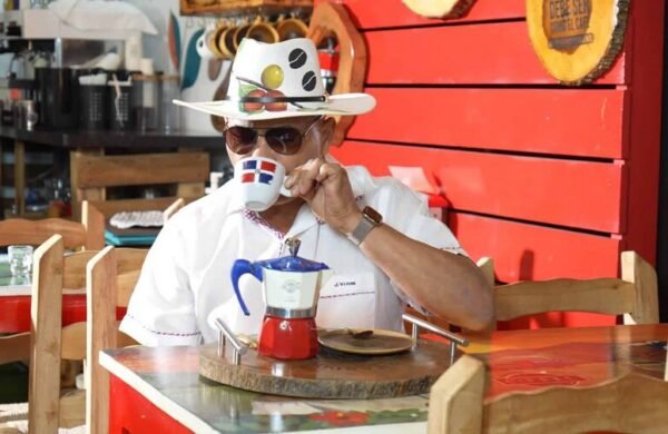 El bachatero dominicano Joe Veras presentó su nuevo sencillo titulado “Aunque sea un café”, una composición de su autoría que ya se encuentra disponible en plataformas digitales como Spotify, Apple Music y YouTube. Inspiración del tema La canción fue escrita y producida por el propio intérprete y aborda el deseo de reencontrarse con una persona para compartir un momento cotidiano, como un café, una copa de vino, un baile o una conversación. “‘Aunque sea un café’ nace de esas oportunidades que muchas veces dejamos pasar. A veces una simple conversación puede cambiarlo todo, y quise llevar ese sentimiento a una bachata”, explicó Veras. Trayectoria y estilo Con este lanzamiento, el artista incorpora una nueva producción a su catálogo musical, manteniendo el formato de bachata que ha desarrollado a lo largo de su carrera. Joe Veras cuenta con más de tres décadas de trayectoria artística, en las que ha publicado múltiples temas que forman parte de su repertorio y que han sido escuchados tanto en República Dominicana como en otros países. Disponibilidad El sencillo está disponible en las principales plataformas digitales, ampliando la presencia del artista en el mercado internacional y reafirmando su posición como uno de los referentes de la bachata dominicana.