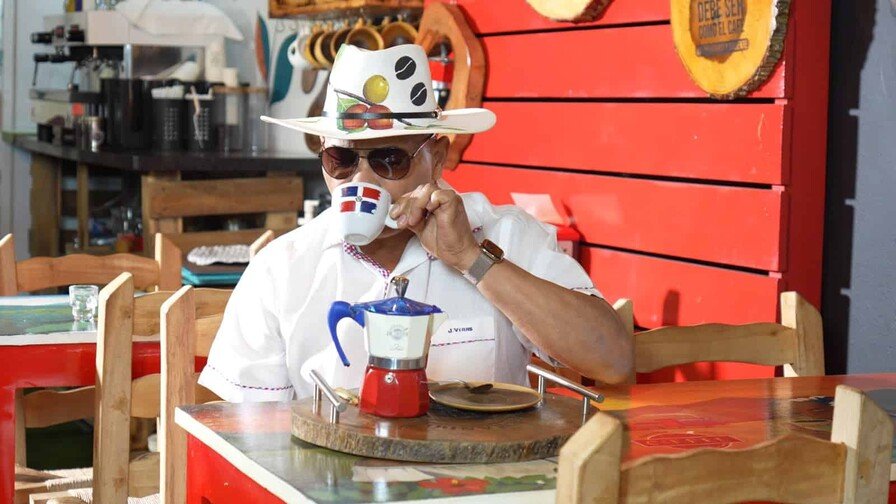 El bachatero dominicano Joe Veras presentó su nuevo sencillo titulado “Aunque sea un café”, una composición de su autoría que ya se encuentra disponible en plataformas digitales como Spotify, Apple Music y YouTube. Inspiración del tema La canción fue escrita y producida por el propio intérprete y aborda el deseo de reencontrarse con una persona para compartir un momento cotidiano, como un café, una copa de vino, un baile o una conversación. “‘Aunque sea un café’ nace de esas oportunidades que muchas veces dejamos pasar. A veces una simple conversación puede cambiarlo todo, y quise llevar ese sentimiento a una bachata”, explicó Veras. Trayectoria y estilo Con este lanzamiento, el artista incorpora una nueva producción a su catálogo musical, manteniendo el formato de bachata que ha desarrollado a lo largo de su carrera. Joe Veras cuenta con más de tres décadas de trayectoria artística, en las que ha publicado múltiples temas que forman parte de su repertorio y que han sido escuchados tanto en República Dominicana como en otros países. Disponibilidad El sencillo está disponible en las principales plataformas digitales, ampliando la presencia del artista en el mercado internacional y reafirmando su posición como uno de los referentes de la bachata dominicana.