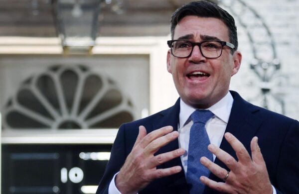 El Partido Laborista volvió a colocarse como la fuerza política con mayor intención de voto en el Reino Unido, superando por primera vez desde marzo de 2025 al partido populista de derecha Reform UK, según una encuesta de More in Common divulgada este lunes. El sondeo, realizado entre el 24 y el 27 de julio a 2,061 personas, otorga al laborismo un 28 % de respaldo, cuatro puntos más que en la medición anterior. En tanto, Reform UK desciende al 24 %, perdiendo dos puntos y dejando de liderar la encuesta. Los conservadores permanecen con un 22 %, los liberaldemócratas suben al 12 % y el Partido Verde baja al 8 %. La encuesta coincide con la primera semana de Andy Burnham como primer ministro, luego de asumir el cargo el 20 de julio tras la salida de Keir Starmer en medio de una crisis interna del Partido Laborista. Desde su llegada al Gobierno, Burnham ha impulsado medidas para aliviar el costo de vida, entre ellas la eliminación del IVA en la factura eléctrica, una reducción del 20 % de impuestos para determinados locales comerciales y una rebaja en el precio máximo de los billetes de autobús. Aunque las próximas elecciones generales no están previstas hasta 2029, los resultados sugieren un posible cambio en el panorama político británico, marcado en el último año por el crecimiento de la derecha radical. No obstante, Burnham restó importancia a la encuesta y afirmó que no tomará decisiones basándose en un solo estudio de opinión.