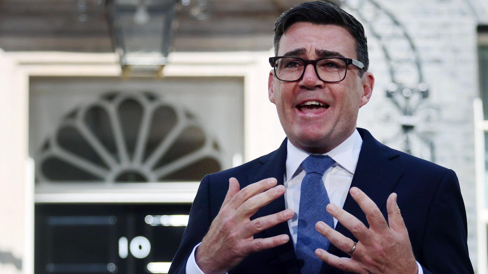 El Partido Laborista volvió a colocarse como la fuerza política con mayor intención de voto en el Reino Unido, superando por primera vez desde marzo de 2025 al partido populista de derecha Reform UK, según una encuesta de More in Common divulgada este lunes. El sondeo, realizado entre el 24 y el 27 de julio a 2,061 personas, otorga al laborismo un 28 % de respaldo, cuatro puntos más que en la medición anterior. En tanto, Reform UK desciende al 24 %, perdiendo dos puntos y dejando de liderar la encuesta. Los conservadores permanecen con un 22 %, los liberaldemócratas suben al 12 % y el Partido Verde baja al 8 %. La encuesta coincide con la primera semana de Andy Burnham como primer ministro, luego de asumir el cargo el 20 de julio tras la salida de Keir Starmer en medio de una crisis interna del Partido Laborista. Desde su llegada al Gobierno, Burnham ha impulsado medidas para aliviar el costo de vida, entre ellas la eliminación del IVA en la factura eléctrica, una reducción del 20 % de impuestos para determinados locales comerciales y una rebaja en el precio máximo de los billetes de autobús. Aunque las próximas elecciones generales no están previstas hasta 2029, los resultados sugieren un posible cambio en el panorama político británico, marcado en el último año por el crecimiento de la derecha radical. No obstante, Burnham restó importancia a la encuesta y afirmó que no tomará decisiones basándose en un solo estudio de opinión.