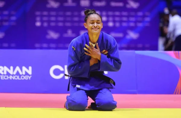 La judoca Esmeralda Damiano Guerrero entregó este domingo una nueva medalla de oro a la República Dominicana en el torneo de judo de los XXV Juegos Centroamericanos y del Caribe Santo Domingo 2026, al imponerse con contundencia en la final de los -70 kilos femenino a la venezolana Eliana Aguiar por 11-1. Camino al oro Damiano, de 23 años, abrió su participación con triunfo sobre la hondureña Tracy Arias y luego venció a la mexicana Katia Castillo, antes de llegar a la final contra Aguiar. El combate fue dominado de principio a fin por la dominicana, aunque un ipon de la venezolana pudo cerrar el choque; sin embargo, tras revisión se le anularon nueve puntos, confirmando la superioridad de Damiano. Trayectoria internacional Nacida y formada en Basilea, Suiza, decidió competir por la nación natal de su madre, la dominicana Ramona Guerrero, y se ganó un puesto en el equipo nacional. Es hija también del italiano Silvio Damiano. Venía de conquistar la medalla de plata en el Campeonato Panamericano celebrado en Ciudad de Panamá y ya había logrado un oro en su etapa juvenil en un certamen en Cuba. Las mil medallas La jornada dominical tuvo un significado especial: la República Dominicana alcanzó las mil medallas históricas en los Juegos Centroamericanos y del Caribe. El conteo del Comité Olímpico Dominicano indica que el país inició Santo Domingo 2026 con 993 preseas acumuladas. El sábado sumó cinco más y este domingo agregó dos bronces de Francesca Pigozzi en esquí náutico y el oro de Damiano, para llegar a la cifra redonda. Aportes recientes En esquí náutico, Pigozzi ganó bronce en figuras femenino con 1,870 puntos, detrás de las colombianas Daniela Verswyvel (oro, 7,310) y Martina Piedrahita (plata, 3,710). En salto femenino, Pigozzi repitió bronce con 18.5 metros, nuevamente detrás de Piedrahita y Verswyvel, quienes hicieron doblete para Colombia.