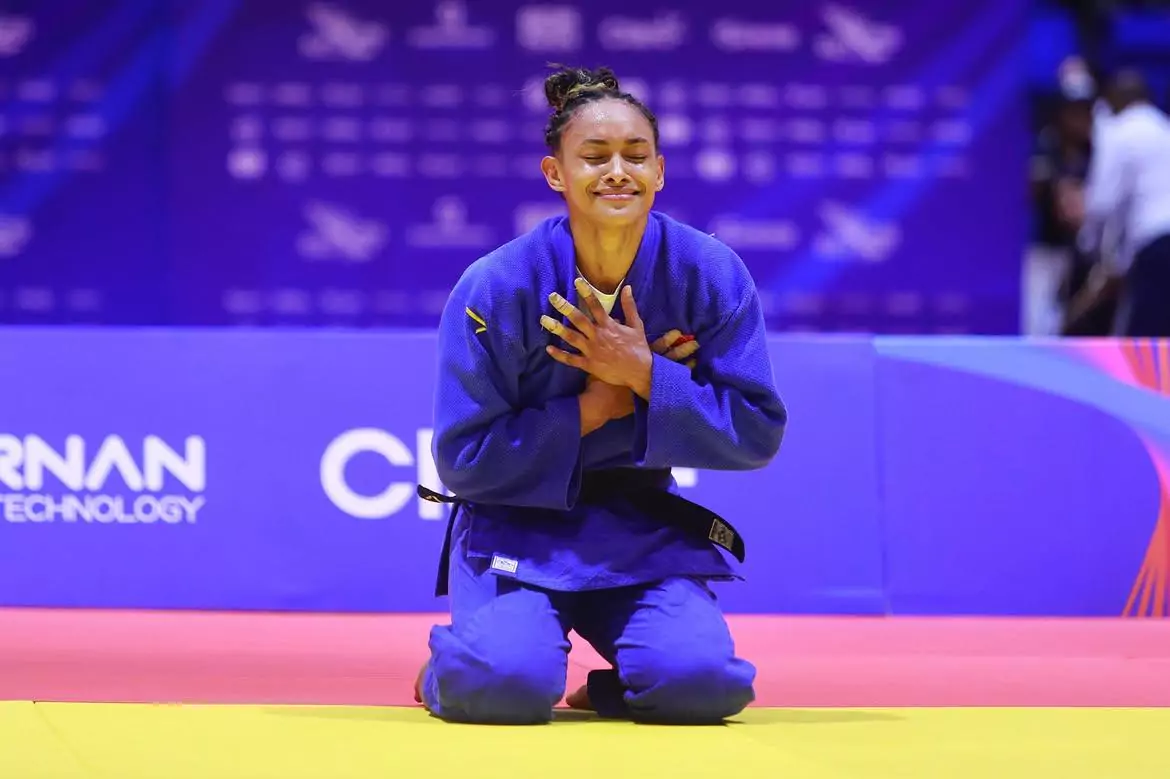 La judoca Esmeralda Damiano Guerrero entregó este domingo una nueva medalla de oro a la República Dominicana en el torneo de judo de los XXV Juegos Centroamericanos y del Caribe Santo Domingo 2026, al imponerse con contundencia en la final de los -70 kilos femenino a la venezolana Eliana Aguiar por 11-1. Camino al oro Damiano, de 23 años, abrió su participación con triunfo sobre la hondureña Tracy Arias y luego venció a la mexicana Katia Castillo, antes de llegar a la final contra Aguiar. El combate fue dominado de principio a fin por la dominicana, aunque un ipon de la venezolana pudo cerrar el choque; sin embargo, tras revisión se le anularon nueve puntos, confirmando la superioridad de Damiano. Trayectoria internacional Nacida y formada en Basilea, Suiza, decidió competir por la nación natal de su madre, la dominicana Ramona Guerrero, y se ganó un puesto en el equipo nacional. Es hija también del italiano Silvio Damiano. Venía de conquistar la medalla de plata en el Campeonato Panamericano celebrado en Ciudad de Panamá y ya había logrado un oro en su etapa juvenil en un certamen en Cuba. Las mil medallas La jornada dominical tuvo un significado especial: la República Dominicana alcanzó las mil medallas históricas en los Juegos Centroamericanos y del Caribe. El conteo del Comité Olímpico Dominicano indica que el país inició Santo Domingo 2026 con 993 preseas acumuladas. El sábado sumó cinco más y este domingo agregó dos bronces de Francesca Pigozzi en esquí náutico y el oro de Damiano, para llegar a la cifra redonda. Aportes recientes En esquí náutico, Pigozzi ganó bronce en figuras femenino con 1,870 puntos, detrás de las colombianas Daniela Verswyvel (oro, 7,310) y Martina Piedrahita (plata, 3,710). En salto femenino, Pigozzi repitió bronce con 18.5 metros, nuevamente detrás de Piedrahita y Verswyvel, quienes hicieron doblete para Colombia.