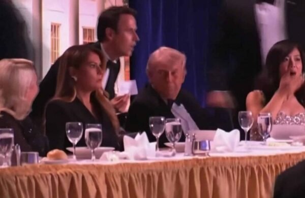 El presidente de Estados Unidos, Donald Trump, participará este viernes en la nueva edición de la Cena de Corresponsales de la Casa Blanca, reprogramada luego de que la celebración prevista para abril fuera suspendida tras un intento de asesinato contra el mandatario. La Asociación de Corresponsales de la Casa Blanca (WHCA) informó que el evento contará con un reforzado dispositivo de seguridad y, por primera vez en años, se celebrará en el Hotel Waldorf Astoria de Washington, en lugar del tradicional Hotel Washington Hilton. La portavoz de la Casa Blanca, Karoline Leavitt, indicó que Trump espera concluir la actividad que quedó interrumpida por el atentado y calificó la velada como un evento que será "muy entretenido y memorable". La gala original, prevista para el 26 de abril, fue cancelada después de que Cole Allen, de 31 años, intentara ingresar armado al salón donde se encontraban unas 2,000 personas, entre ellas el presidente, la primera dama Melania Trump, el vicepresidente JD Vance y otros funcionarios. El incidente provocó un intercambio de disparos con los agentes de seguridad, sin que se registraran víctimas, aunque obligó a evacuar al mandatario. Allen, quien presuntamente dejó por escrito que su objetivo eran integrantes de la Administración de Trump, enfrenta cargos por intento de asesinato del presidente, uso de armas y agresión contra un agente, delitos que podrían acarrearle cadena perpetua. El atentado generó cuestionamientos sobre las medidas de seguridad del evento, debido a que el sospechoso había reservado una habitación en el hotel donde se realizaría la cena, lo que le permitió permanecer dentro del edificio antes del ataque. La Cena de Corresponsales de la Casa Blanca, organizada desde 1921 por la WHCA, es uno de los eventos más tradicionales de Washington y reúne cada año a periodistas, funcionarios y líderes políticos. Desde 1924, todos los presidentes de Estados Unidos han participado en la gala al menos una vez durante sus mandatos.