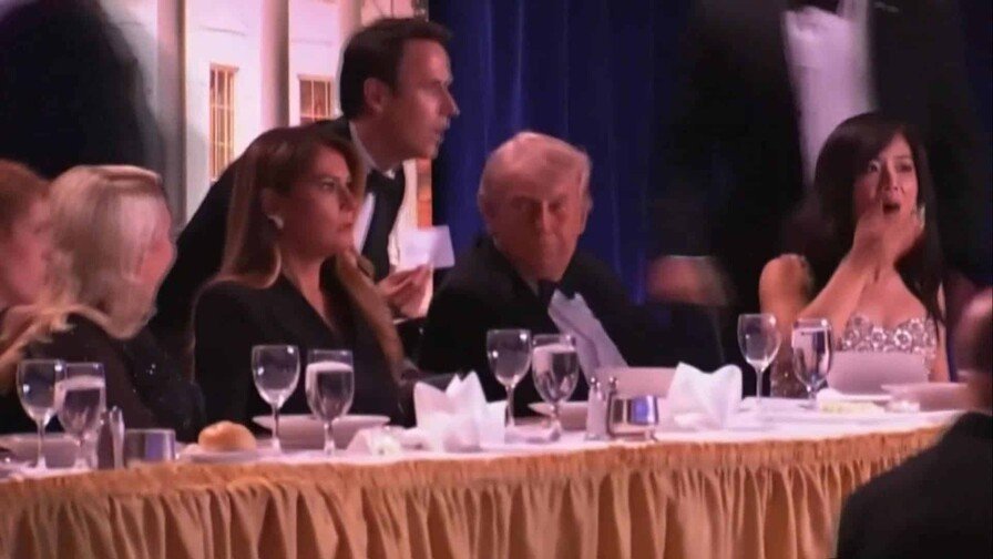 El presidente de Estados Unidos, Donald Trump, participará este viernes en la nueva edición de la Cena de Corresponsales de la Casa Blanca, reprogramada luego de que la celebración prevista para abril fuera suspendida tras un intento de asesinato contra el mandatario. La Asociación de Corresponsales de la Casa Blanca (WHCA) informó que el evento contará con un reforzado dispositivo de seguridad y, por primera vez en años, se celebrará en el Hotel Waldorf Astoria de Washington, en lugar del tradicional Hotel Washington Hilton. La portavoz de la Casa Blanca, Karoline Leavitt, indicó que Trump espera concluir la actividad que quedó interrumpida por el atentado y calificó la velada como un evento que será "muy entretenido y memorable". La gala original, prevista para el 26 de abril, fue cancelada después de que Cole Allen, de 31 años, intentara ingresar armado al salón donde se encontraban unas 2,000 personas, entre ellas el presidente, la primera dama Melania Trump, el vicepresidente JD Vance y otros funcionarios. El incidente provocó un intercambio de disparos con los agentes de seguridad, sin que se registraran víctimas, aunque obligó a evacuar al mandatario. Allen, quien presuntamente dejó por escrito que su objetivo eran integrantes de la Administración de Trump, enfrenta cargos por intento de asesinato del presidente, uso de armas y agresión contra un agente, delitos que podrían acarrearle cadena perpetua. El atentado generó cuestionamientos sobre las medidas de seguridad del evento, debido a que el sospechoso había reservado una habitación en el hotel donde se realizaría la cena, lo que le permitió permanecer dentro del edificio antes del ataque. La Cena de Corresponsales de la Casa Blanca, organizada desde 1921 por la WHCA, es uno de los eventos más tradicionales de Washington y reúne cada año a periodistas, funcionarios y líderes políticos. Desde 1924, todos los presidentes de Estados Unidos han participado en la gala al menos una vez durante sus mandatos.