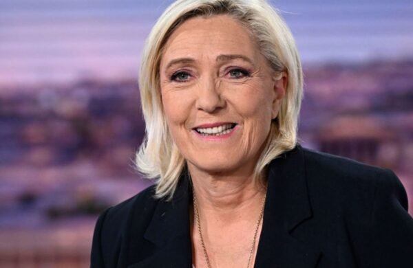 La Agrupación Nacional (RN) denunció este lunes que la cuenta en X de su candidata presidencial para 2027, Marine Le Pen, fue objeto de un jaqueo. Intrusión en redes sociales “Estamos trabajando activamente para restablecer la cuenta”, indicó un portavoz del partido, sin precisar detalles. La prensa francesa señaló que el ataque consistió en la publicación de un mensaje promocionando una criptomoneda denominada $LEPEN, en alusión al apellido de la dirigente. El contenido estuvo en línea muy poco tiempo y fue eliminado rápidamente. Le Pen es una de las personalidades francesas más seguidas en X, con 3 millones de seguidores. Ataque a servidores Paralelamente, RN denunció una “tentativa de intrusión maliciosa” en sus servidores, aunque aseguró que hasta el momento no se ha registrado una exposición masiva de datos. En un comunicado, el partido explicó que llevó a cabo una investigación técnica exhaustiva de sus herramientas y servidores tras informaciones sobre una supuesta filtración de datos personales de candidatos y dirigentes. “Ningún elemento permite confirmar una exposición masiva de datos”, aseveró la organización. Alcance limitado Según el canal BFMTV, la intrusión se limitó a la cuenta de un único candidato municipal, que contenía información relativa a sus compañeros de lista. El partido atribuyó el acceso a la poca solidez de la contraseña utilizada. Alteración de la web oficial El ataque incluyó también la modificación de la página web oficial del RN. Durante varias horas, el rostro de Marine Le Pen fue sustituido por el dibujo de un gato estilizado con los colores de Marruecos y Argelia, acompañado de la frase: “Brigada rezagada, con dos clics de retraso”.