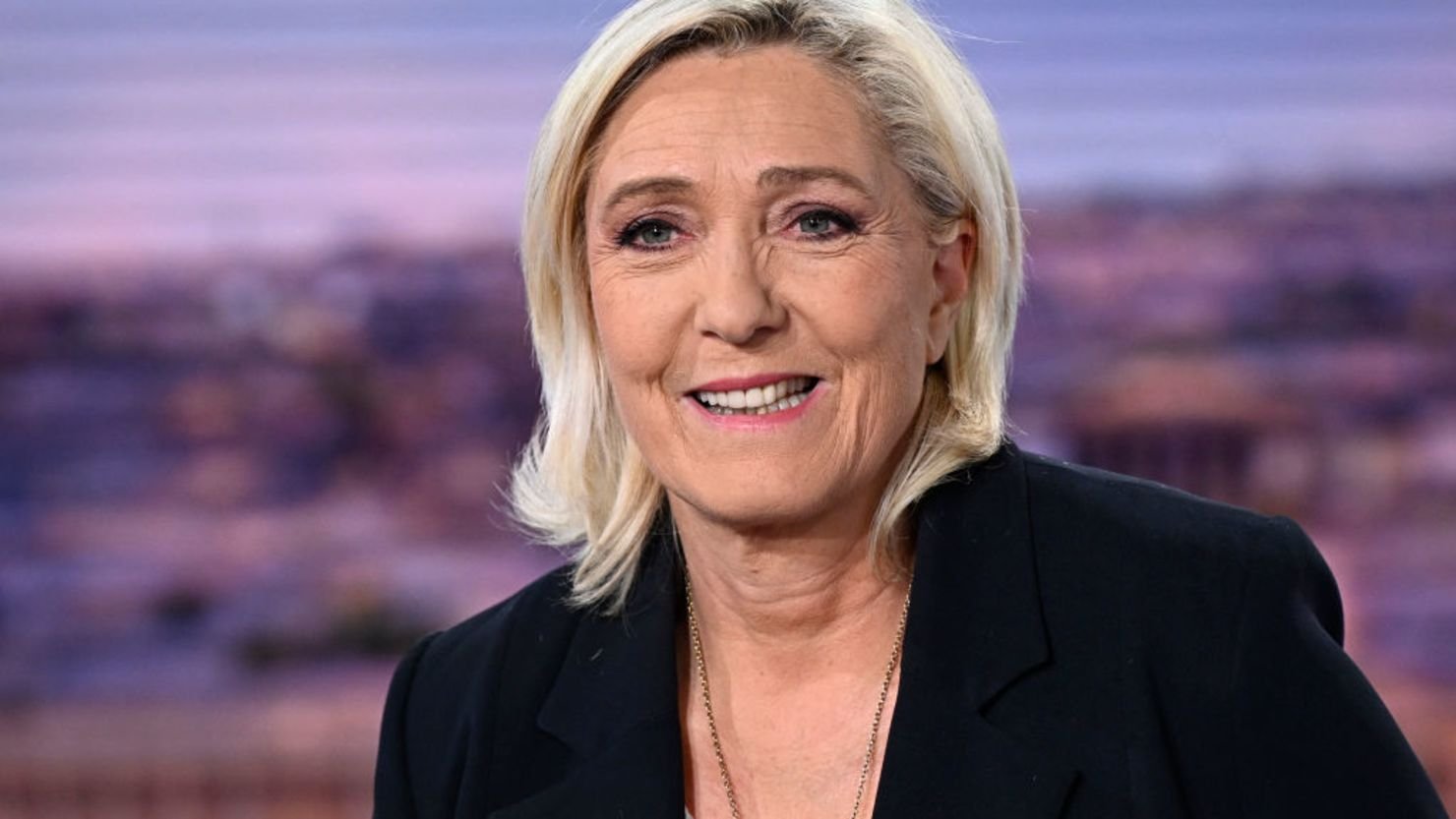 La Agrupación Nacional (RN) denunció este lunes que la cuenta en X de su candidata presidencial para 2027, Marine Le Pen, fue objeto de un jaqueo. Intrusión en redes sociales “Estamos trabajando activamente para restablecer la cuenta”, indicó un portavoz del partido, sin precisar detalles. La prensa francesa señaló que el ataque consistió en la publicación de un mensaje promocionando una criptomoneda denominada $LEPEN, en alusión al apellido de la dirigente. El contenido estuvo en línea muy poco tiempo y fue eliminado rápidamente. Le Pen es una de las personalidades francesas más seguidas en X, con 3 millones de seguidores. Ataque a servidores Paralelamente, RN denunció una “tentativa de intrusión maliciosa” en sus servidores, aunque aseguró que hasta el momento no se ha registrado una exposición masiva de datos. En un comunicado, el partido explicó que llevó a cabo una investigación técnica exhaustiva de sus herramientas y servidores tras informaciones sobre una supuesta filtración de datos personales de candidatos y dirigentes. “Ningún elemento permite confirmar una exposición masiva de datos”, aseveró la organización. Alcance limitado Según el canal BFMTV, la intrusión se limitó a la cuenta de un único candidato municipal, que contenía información relativa a sus compañeros de lista. El partido atribuyó el acceso a la poca solidez de la contraseña utilizada. Alteración de la web oficial El ataque incluyó también la modificación de la página web oficial del RN. Durante varias horas, el rostro de Marine Le Pen fue sustituido por el dibujo de un gato estilizado con los colores de Marruecos y Argelia, acompañado de la frase: “Brigada rezagada, con dos clics de retraso”.