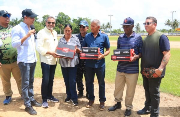 El comisionado nacional de Béisbol, Junior Noboa, resaltó la importancia de los intercambios deportivos organizados por las instituciones militares y propuso que estas iniciativas se extiendan a otras comunidades del país para fortalecer la integración entre los cuerpos castrenses y promover el deporte. Noboa ofreció estas declaraciones durante un intercambio de béisbol y softbol molinete celebrado en Arenoso, donde participaron equipos del Ejército de República Dominicana, la Policía Nacional y la selección nacional de softbol molinete, que representará al país en los próximos Juegos Centroamericanos y del Caribe. El exgrandesligas elogió el trabajo de los directores de Deportes del Ejército y la Policía Nacional, el coronel Francis Jorge y el general Jacobo Mateo Moquete, por impulsar este tipo de actividades y fomentar la confraternidad entre ambas instituciones. Durante la jornada, Noboa entregó varias cajas de pelotas de béisbol y softbol destinadas a ambas entidades y a la Liga Campesina del Bajo Yuna, organización con más de 50 años promoviendo el deporte en Arenoso y comunidades cercanas. Por su parte, Jorge y Mateo Moquete aseguraron que continuarán desarrollando estos intercambios deportivos y manifestaron su interés en llevarlos a otras demarcaciones del país, con el objetivo de acercar el deporte a más comunidades. La actividad contó además con la presencia de los exlanzadores de Grandes Ligas Bartolo Colón y Juan Carlos Cruz. En los partidos disputados, la Policía Nacional venció 10-0 al Ejército, mientras que el encuentro entre la selección nacional de softbol molinete y el Ejército concluyó empatado 1-1 en cuatro entradas.