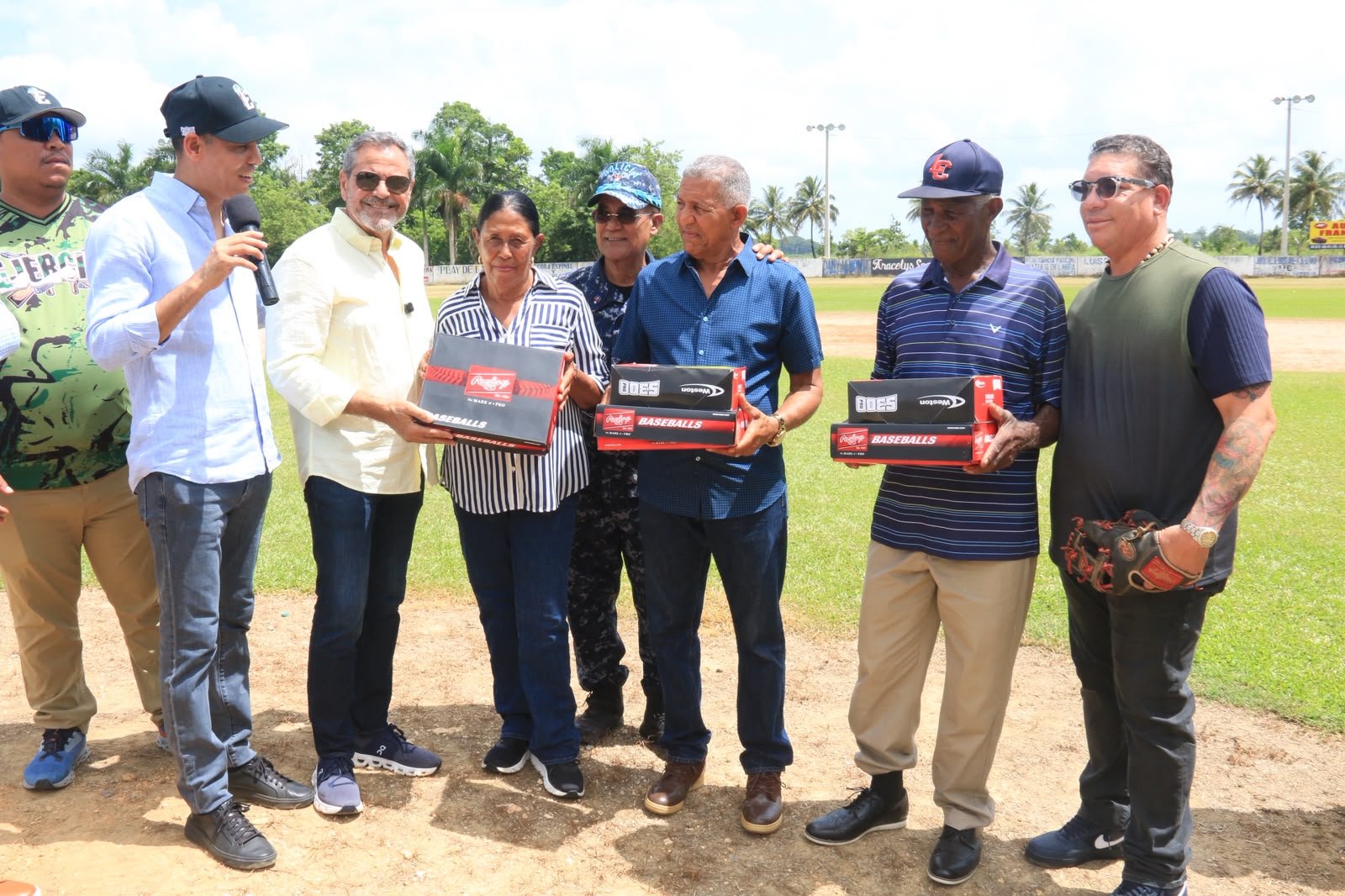 El comisionado nacional de Béisbol, Junior Noboa, resaltó la importancia de los intercambios deportivos organizados por las instituciones militares y propuso que estas iniciativas se extiendan a otras comunidades del país para fortalecer la integración entre los cuerpos castrenses y promover el deporte. Noboa ofreció estas declaraciones durante un intercambio de béisbol y softbol molinete celebrado en Arenoso, donde participaron equipos del Ejército de República Dominicana, la Policía Nacional y la selección nacional de softbol molinete, que representará al país en los próximos Juegos Centroamericanos y del Caribe. El exgrandesligas elogió el trabajo de los directores de Deportes del Ejército y la Policía Nacional, el coronel Francis Jorge y el general Jacobo Mateo Moquete, por impulsar este tipo de actividades y fomentar la confraternidad entre ambas instituciones. Durante la jornada, Noboa entregó varias cajas de pelotas de béisbol y softbol destinadas a ambas entidades y a la Liga Campesina del Bajo Yuna, organización con más de 50 años promoviendo el deporte en Arenoso y comunidades cercanas. Por su parte, Jorge y Mateo Moquete aseguraron que continuarán desarrollando estos intercambios deportivos y manifestaron su interés en llevarlos a otras demarcaciones del país, con el objetivo de acercar el deporte a más comunidades. La actividad contó además con la presencia de los exlanzadores de Grandes Ligas Bartolo Colón y Juan Carlos Cruz. En los partidos disputados, la Policía Nacional venció 10-0 al Ejército, mientras que el encuentro entre la selección nacional de softbol molinete y el Ejército concluyó empatado 1-1 en cuatro entradas.