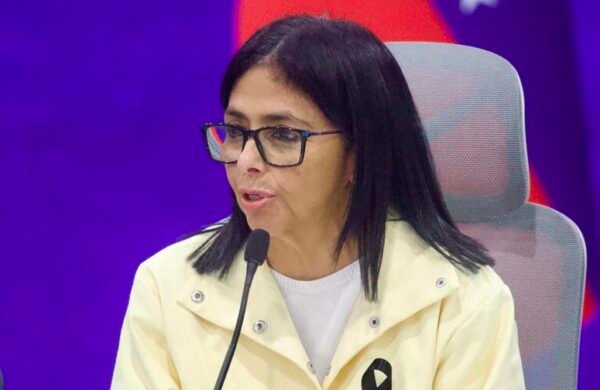 Delcy Rodríguez demanda conciliación contra Víctor de Aldama