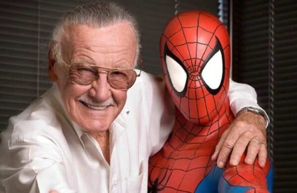 El documental Stan Lee: The Final Chapter, dirigido por Jon Bolerjack, revela los difíciles últimos años de vida de Stan Lee, creador de icónicos personajes de Marvel, al exponer presuntos episodios de explotación, abuso y manipulación por parte de personas de su entorno. La producción muestra que, tras la imagen pública del carismático escritor y frecuente invitado a convenciones y estrenos, Lee enfrentaba una rutina agotadora de viajes, firmas de autógrafos y sesiones fotográficas, mientras terceros controlaban su agenda y administraban los ingresos generados por su trabajo. Jon Bolerjack, quien trabajó junto a Lee y llegó a convertirse en una persona de confianza durante sus últimos años, explicó que inicialmente pretendía realizar un documental sobre la vida cotidiana del creador de Marvel. Sin embargo, aseguró que descubrió una realidad muy distinta al percatarse de que Lee desconocía el destino del dinero que generaban sus apariciones públicas. El documental señala a Max Anderson, entonces responsable de las giras de Lee en convenciones, como una de las principales figuras involucradas en la presunta explotación del historietista. En varias escenas se observa a Anderson administrando grandes sumas de dinero mientras Lee cuestiona qué ocurría con los ingresos obtenidos por su trabajo. Anderson fue condenado en 2025 a un año y un día de prisión por fraude fiscal, tras no declarar cerca de 1.2 millones de dólares obtenidos durante su relación laboral con el creador de Marvel. La producción también retrata la vulnerabilidad de Stan Lee tras la muerte de su esposa, Joan Boocock Lee, en 2017. Según Bolerjack, aunque el escritor expresó haber perdido el interés por continuar trabajando, su entorno siguió impulsándolo a mantener una intensa agenda de actividades. El director afirmó que uno de los principales objetivos del documental fue mostrar el lado humano de Lee y alertar sobre el abuso que pueden sufrir los adultos mayores, independientemente de su fama o fortuna. Stan Lee: The Final Chapter se estrenará en formato digital el 28 de julio a través de plataformas como Apple TV, Prime Video, Fandango y YouTube, luego de permanecer seis años sin ver la luz debido a una demanda presentada por Anderson para impedir su difusión.