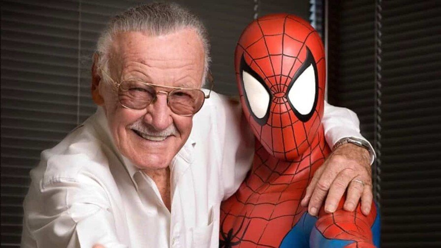 El documental Stan Lee: The Final Chapter, dirigido por Jon Bolerjack, revela los difíciles últimos años de vida de Stan Lee, creador de icónicos personajes de Marvel, al exponer presuntos episodios de explotación, abuso y manipulación por parte de personas de su entorno. La producción muestra que, tras la imagen pública del carismático escritor y frecuente invitado a convenciones y estrenos, Lee enfrentaba una rutina agotadora de viajes, firmas de autógrafos y sesiones fotográficas, mientras terceros controlaban su agenda y administraban los ingresos generados por su trabajo. Jon Bolerjack, quien trabajó junto a Lee y llegó a convertirse en una persona de confianza durante sus últimos años, explicó que inicialmente pretendía realizar un documental sobre la vida cotidiana del creador de Marvel. Sin embargo, aseguró que descubrió una realidad muy distinta al percatarse de que Lee desconocía el destino del dinero que generaban sus apariciones públicas. El documental señala a Max Anderson, entonces responsable de las giras de Lee en convenciones, como una de las principales figuras involucradas en la presunta explotación del historietista. En varias escenas se observa a Anderson administrando grandes sumas de dinero mientras Lee cuestiona qué ocurría con los ingresos obtenidos por su trabajo. Anderson fue condenado en 2025 a un año y un día de prisión por fraude fiscal, tras no declarar cerca de 1.2 millones de dólares obtenidos durante su relación laboral con el creador de Marvel. La producción también retrata la vulnerabilidad de Stan Lee tras la muerte de su esposa, Joan Boocock Lee, en 2017. Según Bolerjack, aunque el escritor expresó haber perdido el interés por continuar trabajando, su entorno siguió impulsándolo a mantener una intensa agenda de actividades. El director afirmó que uno de los principales objetivos del documental fue mostrar el lado humano de Lee y alertar sobre el abuso que pueden sufrir los adultos mayores, independientemente de su fama o fortuna. Stan Lee: The Final Chapter se estrenará en formato digital el 28 de julio a través de plataformas como Apple TV, Prime Video, Fandango y YouTube, luego de permanecer seis años sin ver la luz debido a una demanda presentada por Anderson para impedir su difusión.