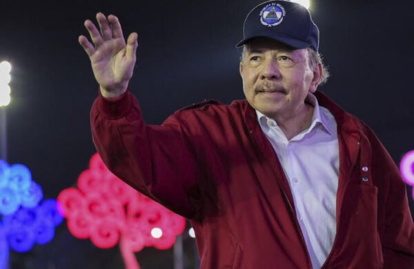El secretario de Estado de Estados Unidos, Marco Rubio, condenó este martes las declaraciones del presidente nicaragüense Daniel Ortega, quien descartó cualquier posibilidad de elecciones en su país que permitan a la oposición en el exilio llegar al gobierno. Declaraciones de Ortega Durante un acto por el 47° aniversario de la revolución sandinista, celebrado en Managua, Ortega afirmó: “Que se olviden, aquí no volverán a haber elecciones para que por ahí intenten ellos atrapar el gobierno y atrapar el poder”. El mandatario, de 80 años, gobierna junto a su esposa Rosario Murillo, nombrada copresidenta, con un control absoluto sobre la sociedad nicaragüense. Respuesta de Rubio Rubio calificó las palabras de Ortega como una muestra de su “verdadera naturaleza autoritaria” y pidió a la comunidad internacional “unir fuerzas para demostrarle a la dictadura que no puede seguir haciendo como si nada pasara”. “El pueblo nicaragüense tiene derecho a elegir a sus propios líderes mediante elecciones democráticas”, añadió en un comunicado. Contexto electoral Nicaragua debía celebrar elecciones generales en noviembre de este año, pero una reforma constitucional aprobada hace año y medio amplió el mandato presidencial de cinco a seis años, por lo que los comicios fueron pospuestos hasta noviembre de 2027. Represión y exilio Ortega y Murillo consolidaron su poder tras las protestas de 2018, cuya represión dejó más de 300 muertos, según la ONU. Los opositores fueron encarcelados o forzados al exilio, despojados de su nacionalidad y bienes. Periodistas, intelectuales y religiosos críticos del gobierno corrieron la misma suerte. Miles de nicaragüenses viven actualmente refugiados en Costa Rica, España y Estados Unidos.
