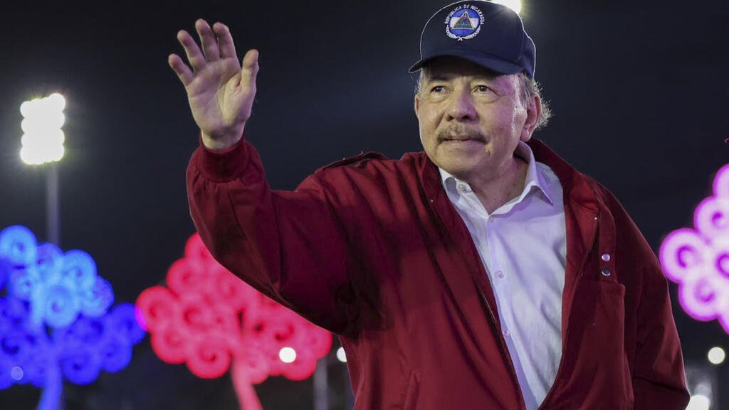 El secretario de Estado de Estados Unidos, Marco Rubio, condenó este martes las declaraciones del presidente nicaragüense Daniel Ortega, quien descartó cualquier posibilidad de elecciones en su país que permitan a la oposición en el exilio llegar al gobierno. Declaraciones de Ortega Durante un acto por el 47° aniversario de la revolución sandinista, celebrado en Managua, Ortega afirmó: “Que se olviden, aquí no volverán a haber elecciones para que por ahí intenten ellos atrapar el gobierno y atrapar el poder”. El mandatario, de 80 años, gobierna junto a su esposa Rosario Murillo, nombrada copresidenta, con un control absoluto sobre la sociedad nicaragüense. Respuesta de Rubio Rubio calificó las palabras de Ortega como una muestra de su “verdadera naturaleza autoritaria” y pidió a la comunidad internacional “unir fuerzas para demostrarle a la dictadura que no puede seguir haciendo como si nada pasara”. “El pueblo nicaragüense tiene derecho a elegir a sus propios líderes mediante elecciones democráticas”, añadió en un comunicado. Contexto electoral Nicaragua debía celebrar elecciones generales en noviembre de este año, pero una reforma constitucional aprobada hace año y medio amplió el mandato presidencial de cinco a seis años, por lo que los comicios fueron pospuestos hasta noviembre de 2027. Represión y exilio Ortega y Murillo consolidaron su poder tras las protestas de 2018, cuya represión dejó más de 300 muertos, según la ONU. Los opositores fueron encarcelados o forzados al exilio, despojados de su nacionalidad y bienes. Periodistas, intelectuales y religiosos críticos del gobierno corrieron la misma suerte. Miles de nicaragüenses viven actualmente refugiados en Costa Rica, España y Estados Unidos.