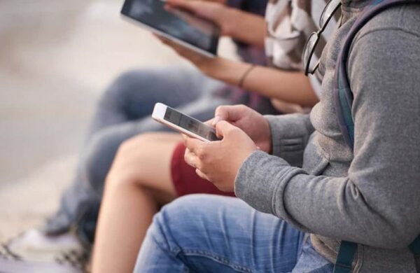 Escuelas públicas acusaron a plataformas de causar adicción juvenil