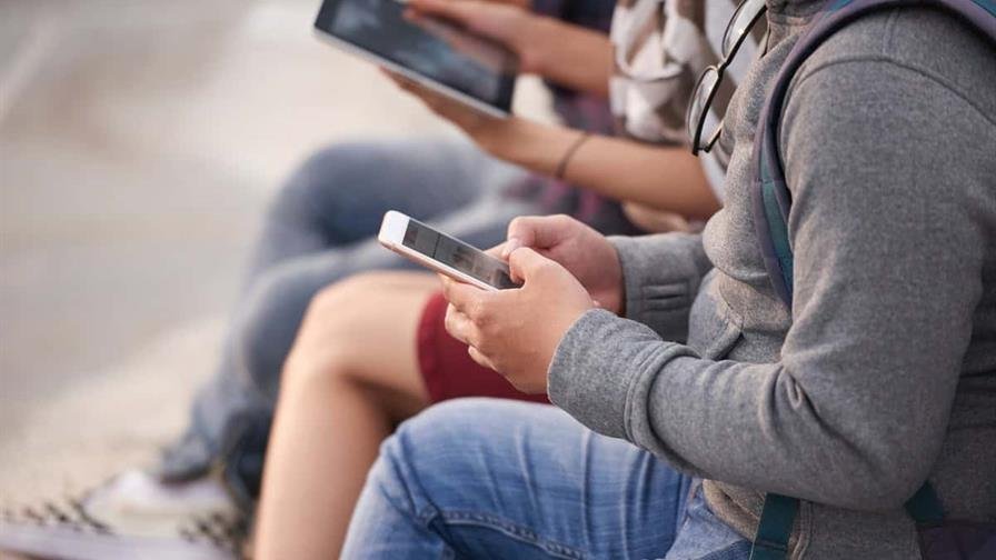 Escuelas públicas acusaron a plataformas de causar adicción juvenil