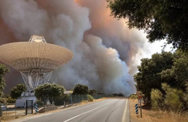 Incendio en Sierra Oeste amenaza complejo espacial de Robledo