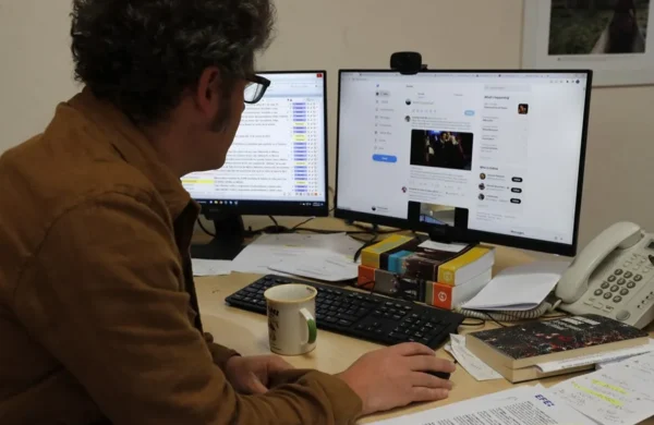 Una investigación realizada en Reino Unido con trabajadores de entre 50 y 66 años, pertenecientes a diversos sectores, ha constatado que casi el 70 % de ellos presenta problemas de sueño persistentes y clínicamente significativos, causados principalmente por el estrés laboral. Publicación científica El estudio, desarrollado por científicos de la Universidad de Edimburgo y publicado este martes en la revista Scientific Reports, evidencia que los trastornos del sueño son mucho más frecuentes entre los trabajadores de mediana y avanzada edad de lo que se creía hasta ahora. Metodología Los investigadores hicieron un seguimiento de 45 trabajadores, recopilando más de 1,900 autoevaluaciones de bienestar y entorno laboral, junto con datos de sensores portátiles correspondientes a más de 5,200 días. Los resultados indican que, de entre el 70 % de los participantes que padecían problemas de sueño persistentes, casi el 92 % alcanzó el umbral clínico de un trastorno del sueño al menos una vez durante el estudio. Factores asociados Los participantes que declararon tener un mejor equilibrio entre vida laboral y personal y mayor satisfacción laboral también reportaron un mayor bienestar general. En contraste, los sentimientos de desánimo, irritabilidad o tensión en el trabajo se asociaron con un menor bienestar. Los expertos subrayan que estos hallazgos apelan a empresarios, responsables políticos y profesionales sanitarios a prestar mayor atención a la calidad del sueño y al bienestar en el lugar de trabajo. Alteraciones nocturnas Aunque muchos participantes atribuían la mala calidad del sueño a la falta de descanso, los datos de los dispositivos portátiles demostraron que la causa más frecuente eran las alteraciones del sueño y despertares nocturnos. El 90 % de los participantes experimentó interrupciones del sueño a lo largo del estudio, pese a dormir entre 6,5 y 8 horas por noche, lo que explica por qué muchos se sentían poco descansados. Inteligencia artificial y hallazgos Los investigadores utilizaron inteligencia artificial para identificar los factores más estrechamente relacionados con las alteraciones del sueño y el bienestar. Las experiencias en el lugar de trabajo se revelaron sistemáticamente como uno de los factores más importantes, lo que sugiere que el estrés laboral es una vía clave a través de la cual el trabajo afecta tanto al descanso como al bienestar general. Contexto demográfico Uno de los autores, Athanasios Tsanas, destacó que estos hallazgos se producen en un contexto de rápido envejecimiento de la población activa. “En Reino Unido, 1 de cada 3 trabajadores tiene más de 50 años, y se prevé que el número de personas mayores de 65 años alcance los 17,7 millones en 2050. Dado que los problemas de salud siguen siendo una de las principales razones por las que las personas abandonan el trabajo antes de la jubilación, es importante tomar medidas para apoyar el bienestar de los trabajadores de más edad”, señaló.