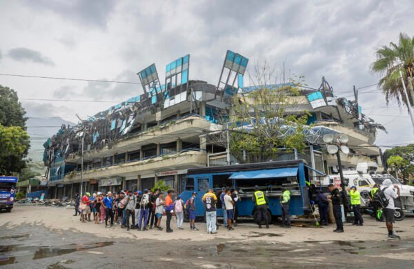 Comerciantes luchan por sobrevivir en La Guaira devastada
