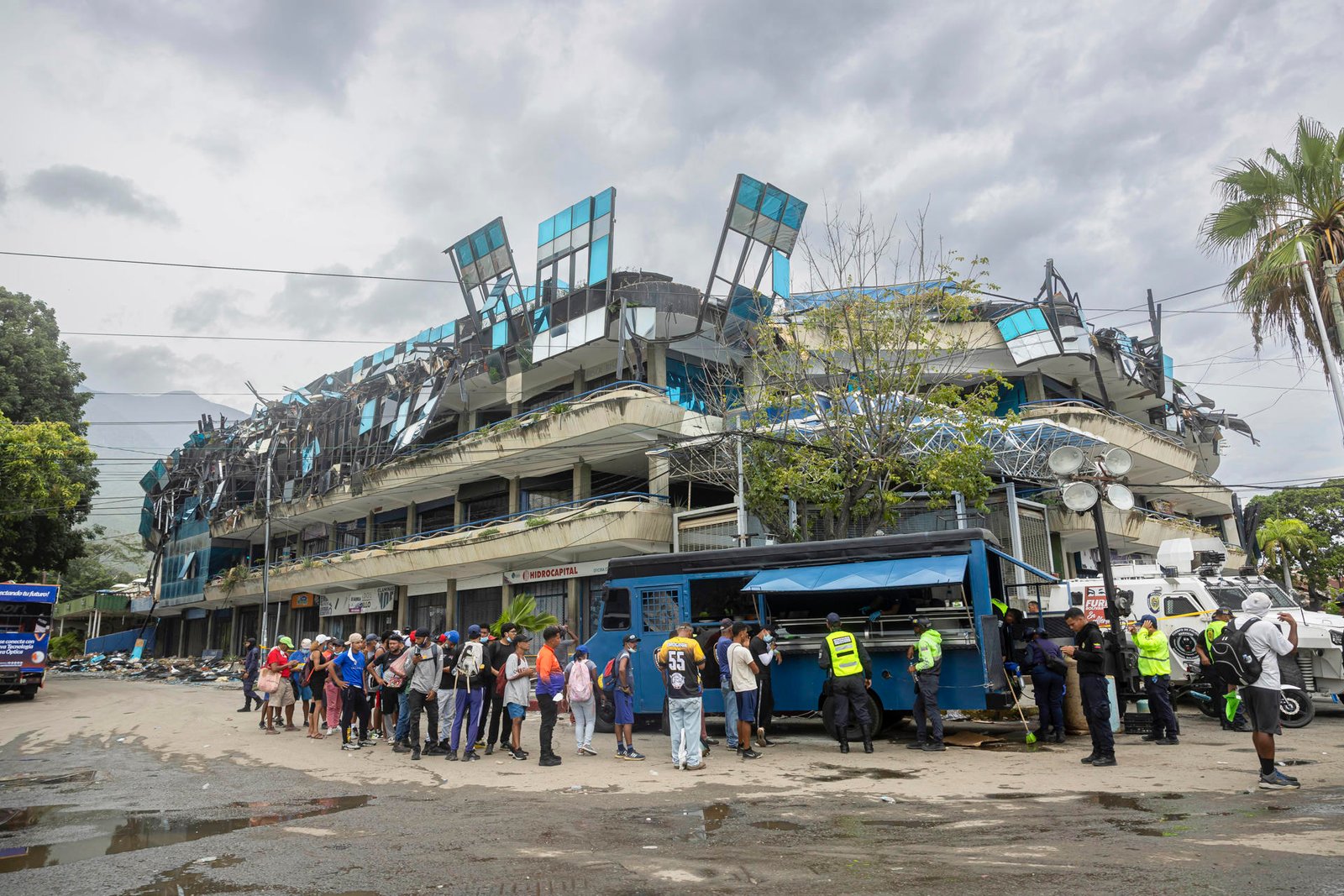 Comerciantes luchan por sobrevivir en La Guaira devastada