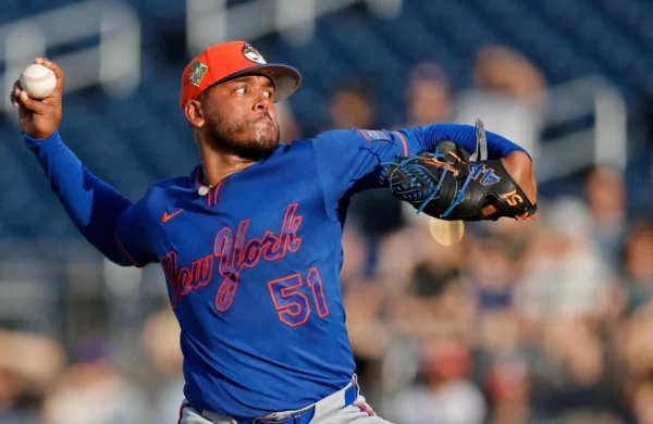 El lanzador dominicano Freddy Peralta reconoció que atraviesa uno de los momentos más complicados de su carrera en las Grandes Ligas, luego de permitir siete carreras limpias en 5.1 entradas durante la derrota de los Mets de Nueva York por 8-3 frente a los Cerveceros de Milwaukee. Tras el encuentro, disputado en el American Family Field, estadio donde jugó durante ocho temporadas, Peralta admitió que aún no encuentra una explicación al bajo rendimiento que ha mostrado en su primera campaña con los Mets. "No sé. Ni siquiera sé cómo responder a esa pregunta. A veces no lo entiendo", expresó el derecho dominicano. Peralta, adquirido por Nueva York en enero para reforzar la rotación, registra una efectividad de 5.01 en 21 aperturas, la más alta de su trayectoria como abridor a tiempo completo. No obstante, aseguró que mantiene la confianza en su repertorio y considera que su recta, velocidad y slider siguen estando al nivel esperado. Con los Mets alejados de la pelea por la postemporada y la fecha límite de cambios cada vez más cerca, el dominicano aparece como uno de los jugadores que podría cambiar de equipo antes del cierre del mercado, ya que será agente libre al finalizar la temporada. Antes del partido, Peralta recibió una cálida ovación de los aficionados de Milwaukee, un gesto que, según confesó, tuvo un significado especial por los ocho años que vivió con la organización. "Pasé mucho tiempo aquí. Es un lugar que quiero mucho y siempre estará en mi corazón. Milwaukee siempre significará algo para mí y para mi familia", afirmó. El dominicano reiteró que continuará trabajando para recuperar su mejor versión, sin importar dónde continúe su carrera. "Todavía creo en mí. Sé que soy mejor que esto. No me voy a rendir; sólo quiero superar este momento y ser mejor en mi próxima salida", concluyó.