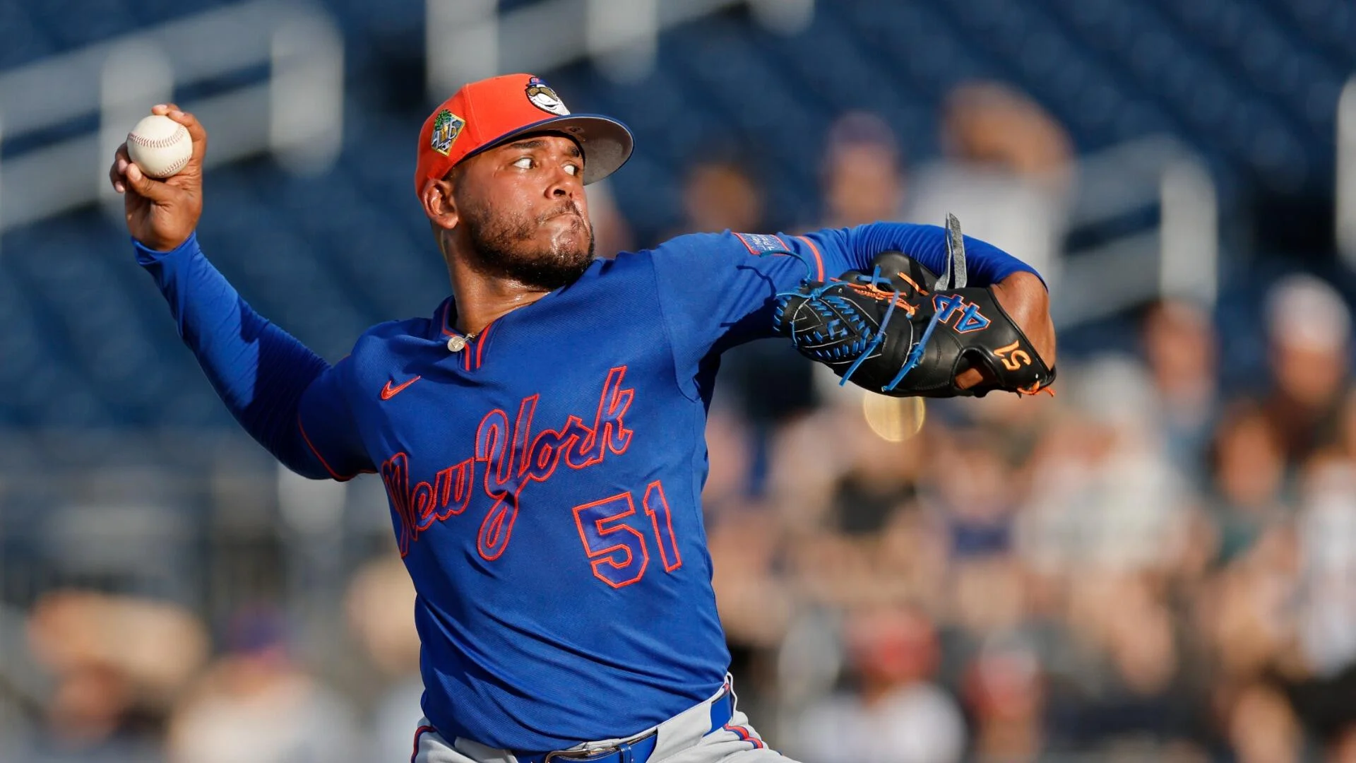 El lanzador dominicano Freddy Peralta reconoció que atraviesa uno de los momentos más complicados de su carrera en las Grandes Ligas, luego de permitir siete carreras limpias en 5.1 entradas durante la derrota de los Mets de Nueva York por 8-3 frente a los Cerveceros de Milwaukee. Tras el encuentro, disputado en el American Family Field, estadio donde jugó durante ocho temporadas, Peralta admitió que aún no encuentra una explicación al bajo rendimiento que ha mostrado en su primera campaña con los Mets. "No sé. Ni siquiera sé cómo responder a esa pregunta. A veces no lo entiendo", expresó el derecho dominicano. Peralta, adquirido por Nueva York en enero para reforzar la rotación, registra una efectividad de 5.01 en 21 aperturas, la más alta de su trayectoria como abridor a tiempo completo. No obstante, aseguró que mantiene la confianza en su repertorio y considera que su recta, velocidad y slider siguen estando al nivel esperado. Con los Mets alejados de la pelea por la postemporada y la fecha límite de cambios cada vez más cerca, el dominicano aparece como uno de los jugadores que podría cambiar de equipo antes del cierre del mercado, ya que será agente libre al finalizar la temporada. Antes del partido, Peralta recibió una cálida ovación de los aficionados de Milwaukee, un gesto que, según confesó, tuvo un significado especial por los ocho años que vivió con la organización. "Pasé mucho tiempo aquí. Es un lugar que quiero mucho y siempre estará en mi corazón. Milwaukee siempre significará algo para mí y para mi familia", afirmó. El dominicano reiteró que continuará trabajando para recuperar su mejor versión, sin importar dónde continúe su carrera. "Todavía creo en mí. Sé que soy mejor que esto. No me voy a rendir; sólo quiero superar este momento y ser mejor en mi próxima salida", concluyó.