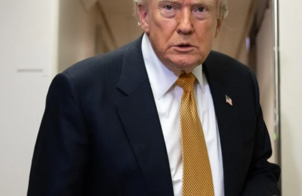 El Gobierno del presidente de Estados Unidos, Donald Trump, adjudicó un contrato de cinco años a la empresa penitenciaria GEO Group para operar un nuevo centro de detención de inmigrantes en una antigua prisión de Hudson, Colorado, con capacidad para 1,188 personas, informó este lunes la compañía. Contrato millonario El Servicio de Inmigración y Control de Aduanas (ICE) adjudicó a GEO Group la operación del centro, ubicado a unos 48 kilómetros al noreste de Denver. El contrato, con un valor máximo de 528.7 millones de dólares, permitirá reactivar una prisión cerrada en 2014 y convertirla en un complejo similar al que la empresa ya administra en Aurora, al este de Denver, con capacidad para más de 1,500 personas. La compañía detalló que se encargaría de la seguridad, el mantenimiento y la alimentación de los detenidos, como ya sucede en Aurora. GEO Group informó además que arrendó el inmueble y esperaba obtener unos 85 millones de dólares en ingresos durante el primer año completo de operaciones, sin incluir los servicios de transporte. Protestas y oposición Desde principios de año, la posible reapertura de la prisión de Hudson había generado protestas entre residentes, defensores de inmigrantes y legisladores demócratas de Colorado. Los opositores advirtieron que la ubicación rural del centro dificultaría el acceso de los detenidos a abogados y familiares, debido a la distancia con Denver, la falta de transporte público y la limitada disponibilidad de servicios en la zona. Los senadores federales demócratas Michael Bennett y John Hickenlooper, junto con la congresista Brittany Pettersen, habían solicitado en febrero al Departamento de Seguridad Nacional (DHS) que abandonara el proyecto, alegando falta de transparencia y problemas previos de supervisión en instalaciones administradas por GEO Group. Autoridades locales Sin embargo, las autoridades municipales de Hudson indicaron que el municipio contaba con pocas herramientas legales para impedir que el edificio volviera a utilizarse como centro de detención federal. Ante la confirmación del contrato, activistas locales convocaron para este miércoles una reunión pública con autoridades del municipio de Hudson para analizar las opciones disponibles frente a la apertura del complejo, cuya fecha aún no había sido anunciada oficialmente. Contexto nacional La adjudicación del contrato se produjo en un momento en que la política migratoria del Gobierno de Trump volvía a generar controversia, con un aumento en la capacidad de detención y la expansión de instalaciones administradas por empresas privadas. Los críticos señalaron que la reapertura de Hudson reforzaba un modelo de privatización del sistema migratorio, mientras que los defensores del proyecto argumentaban que permitiría atender la creciente demanda de espacios para procesar casos de inmigración.