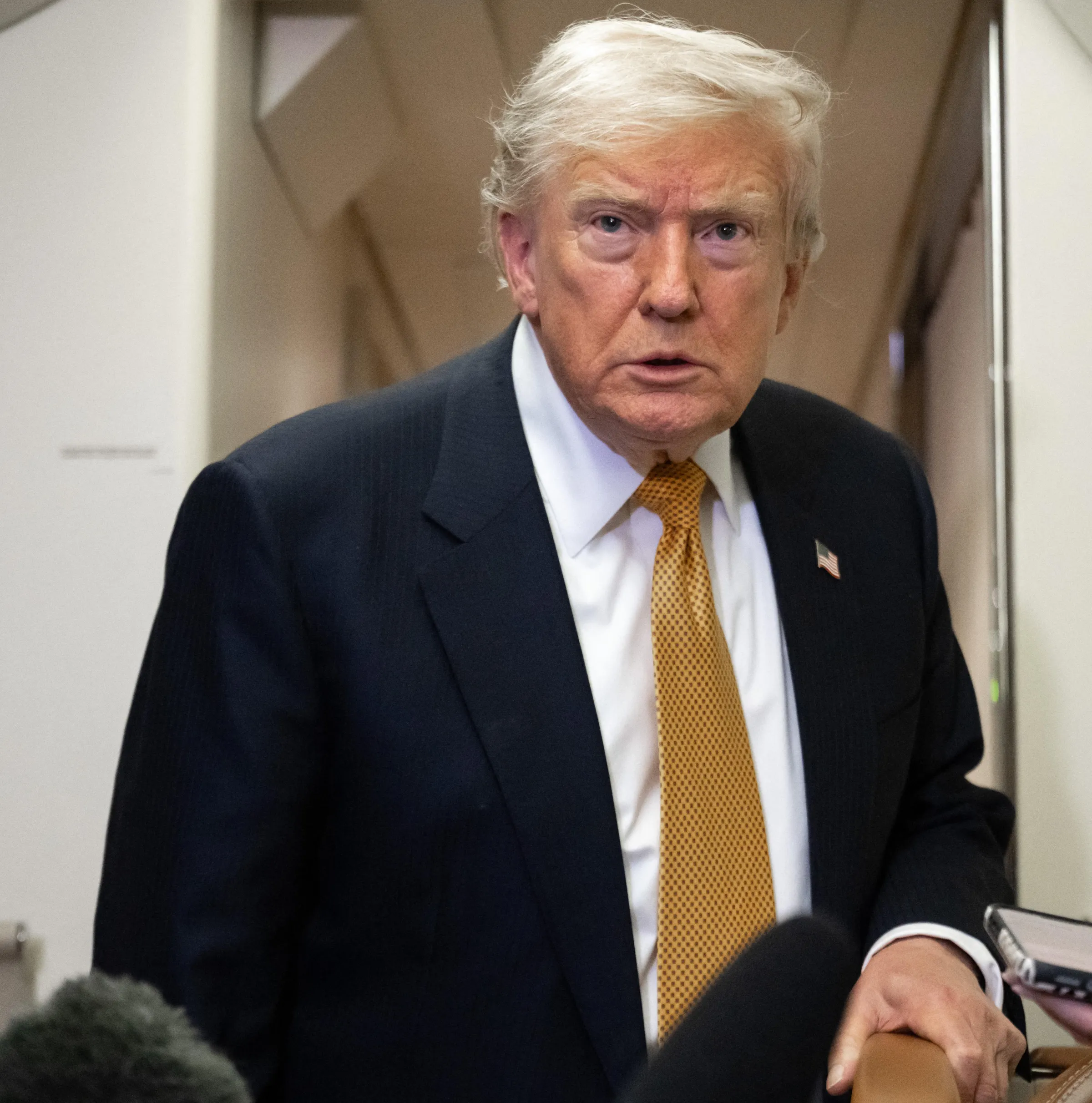 El Gobierno del presidente de Estados Unidos, Donald Trump, adjudicó un contrato de cinco años a la empresa penitenciaria GEO Group para operar un nuevo centro de detención de inmigrantes en una antigua prisión de Hudson, Colorado, con capacidad para 1,188 personas, informó este lunes la compañía. Contrato millonario El Servicio de Inmigración y Control de Aduanas (ICE) adjudicó a GEO Group la operación del centro, ubicado a unos 48 kilómetros al noreste de Denver. El contrato, con un valor máximo de 528.7 millones de dólares, permitirá reactivar una prisión cerrada en 2014 y convertirla en un complejo similar al que la empresa ya administra en Aurora, al este de Denver, con capacidad para más de 1,500 personas. La compañía detalló que se encargaría de la seguridad, el mantenimiento y la alimentación de los detenidos, como ya sucede en Aurora. GEO Group informó además que arrendó el inmueble y esperaba obtener unos 85 millones de dólares en ingresos durante el primer año completo de operaciones, sin incluir los servicios de transporte. Protestas y oposición Desde principios de año, la posible reapertura de la prisión de Hudson había generado protestas entre residentes, defensores de inmigrantes y legisladores demócratas de Colorado. Los opositores advirtieron que la ubicación rural del centro dificultaría el acceso de los detenidos a abogados y familiares, debido a la distancia con Denver, la falta de transporte público y la limitada disponibilidad de servicios en la zona. Los senadores federales demócratas Michael Bennett y John Hickenlooper, junto con la congresista Brittany Pettersen, habían solicitado en febrero al Departamento de Seguridad Nacional (DHS) que abandonara el proyecto, alegando falta de transparencia y problemas previos de supervisión en instalaciones administradas por GEO Group. Autoridades locales Sin embargo, las autoridades municipales de Hudson indicaron que el municipio contaba con pocas herramientas legales para impedir que el edificio volviera a utilizarse como centro de detención federal. Ante la confirmación del contrato, activistas locales convocaron para este miércoles una reunión pública con autoridades del municipio de Hudson para analizar las opciones disponibles frente a la apertura del complejo, cuya fecha aún no había sido anunciada oficialmente. Contexto nacional La adjudicación del contrato se produjo en un momento en que la política migratoria del Gobierno de Trump volvía a generar controversia, con un aumento en la capacidad de detención y la expansión de instalaciones administradas por empresas privadas. Los críticos señalaron que la reapertura de Hudson reforzaba un modelo de privatización del sistema migratorio, mientras que los defensores del proyecto argumentaban que permitiría atender la creciente demanda de espacios para procesar casos de inmigración.