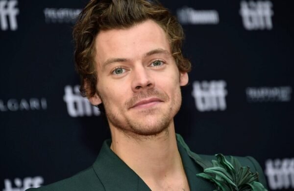 El cantante británico Harry Styles canceló el concierto que tenía previsto ofrecer este martes en São Paulo, Brasil, debido a un problema de salud surgido durante su gira mundial Together, Together, según informó la promotora Live Nation. A través de un comunicado publicado en redes sociales, la empresa lamentó la suspensión del espectáculo programado en el estadio MorumBIS, aunque no ofreció detalles sobre la condición médica del artista. Los organizadores indicaron que el importe de las entradas será reembolsado mediante el mismo método de compra y confirmaron que el segundo concierto, previsto para el viernes, se mantiene sin cambios. Además, un número limitado de boletos será puesto a disposición de los fanáticos afectados por la cancelación. Styles llega a Brasil tras completar una residencia de 12 conciertos en el estadio Wembley, en Londres, convirtiéndose en el artista con más presentaciones en ese recinto durante una misma gira, superando las marcas de Taylor Swift y Coldplay. Luego de su paso por São Paulo, el intérprete continuará su gira en Ciudad de México y Nueva York, antes de cerrar el recorrido en Australia, con presentaciones en Melbourne y Sídney. El exintegrante de One Direction lanzó el pasado 6 de marzo su cuarto álbum de estudio, Kiss All The Time, marcando su regreso musical tras más de tres años de pausa. Desde el inicio de su carrera como solista en 2016, ha obtenido importantes reconocimientos, entre ellos un Premio Grammy por Harry's House (2022) y un Brit Award al Mejor Álbum del Año.