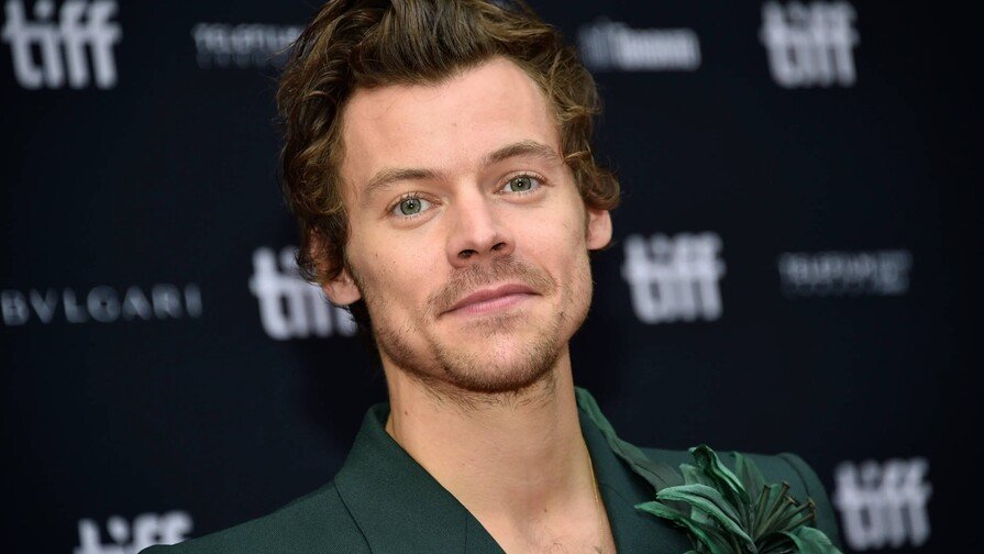 El cantante británico Harry Styles canceló el concierto que tenía previsto ofrecer este martes en São Paulo, Brasil, debido a un problema de salud surgido durante su gira mundial Together, Together, según informó la promotora Live Nation. A través de un comunicado publicado en redes sociales, la empresa lamentó la suspensión del espectáculo programado en el estadio MorumBIS, aunque no ofreció detalles sobre la condición médica del artista. Los organizadores indicaron que el importe de las entradas será reembolsado mediante el mismo método de compra y confirmaron que el segundo concierto, previsto para el viernes, se mantiene sin cambios. Además, un número limitado de boletos será puesto a disposición de los fanáticos afectados por la cancelación. Styles llega a Brasil tras completar una residencia de 12 conciertos en el estadio Wembley, en Londres, convirtiéndose en el artista con más presentaciones en ese recinto durante una misma gira, superando las marcas de Taylor Swift y Coldplay. Luego de su paso por São Paulo, el intérprete continuará su gira en Ciudad de México y Nueva York, antes de cerrar el recorrido en Australia, con presentaciones en Melbourne y Sídney. El exintegrante de One Direction lanzó el pasado 6 de marzo su cuarto álbum de estudio, Kiss All The Time, marcando su regreso musical tras más de tres años de pausa. Desde el inicio de su carrera como solista en 2016, ha obtenido importantes reconocimientos, entre ellos un Premio Grammy por Harry's House (2022) y un Brit Award al Mejor Álbum del Año.