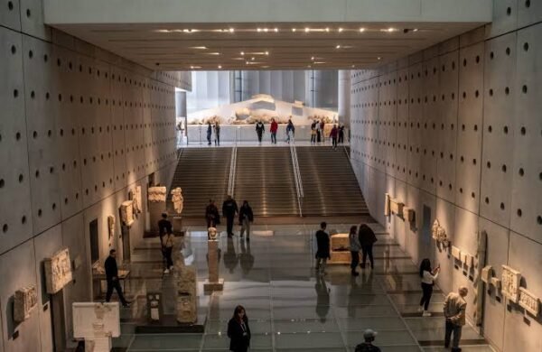 Dos turistas estadounidenses resultaron heridos este martes tras ser atacados con un cuchillo en las inmediaciones del Museo de la Acrópolis, en Atenas, Grecia, informaron las autoridades policiales. El incidente ocurrió alrededor de las 8:00 de la mañana (hora local), cuando un hombre agredió a una pareja de origen griego residente en Estados Unidos. La mujer, de 48 años, sufrió heridas leves en un brazo, mientras que el hombre, de 53 años, resultó gravemente herido en una pierna. El presunto agresor fue arrestado en el lugar y las víctimas fueron trasladadas en ambulancia a un centro de salud para recibir atención médica. De acuerdo con medios locales, el detenido es un ciudadano griego de unos 60 años, quien presuntamente padece trastornos mentales y cuenta con antecedentes por ataques a transeúntes. La Policía griega descartó que el hecho esté relacionado con un acto terrorista y mantiene abierta la investigación para esclarecer las circunstancias del ataque. La Acrópolis de Atenas, considerada uno de los principales atractivos turísticos de Grecia y uno de los sitios arqueológicos más importantes del mundo, recibe cada año a millones de visitantes.