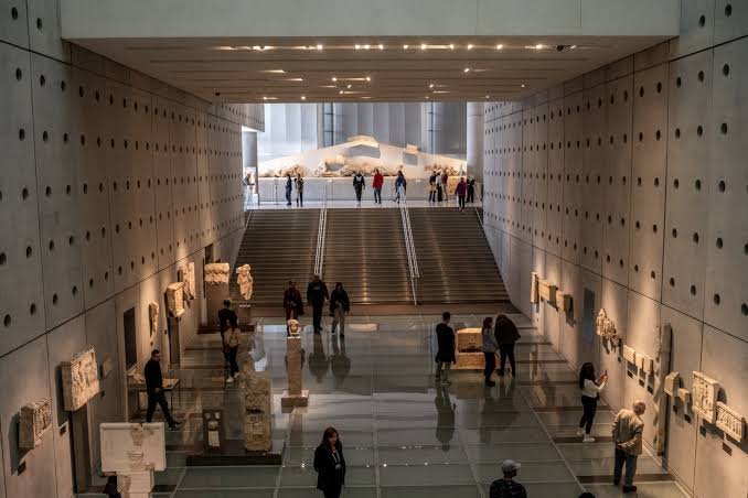 Dos turistas estadounidenses resultaron heridos este martes tras ser atacados con un cuchillo en las inmediaciones del Museo de la Acrópolis, en Atenas, Grecia, informaron las autoridades policiales. El incidente ocurrió alrededor de las 8:00 de la mañana (hora local), cuando un hombre agredió a una pareja de origen griego residente en Estados Unidos. La mujer, de 48 años, sufrió heridas leves en un brazo, mientras que el hombre, de 53 años, resultó gravemente herido en una pierna. El presunto agresor fue arrestado en el lugar y las víctimas fueron trasladadas en ambulancia a un centro de salud para recibir atención médica. De acuerdo con medios locales, el detenido es un ciudadano griego de unos 60 años, quien presuntamente padece trastornos mentales y cuenta con antecedentes por ataques a transeúntes. La Policía griega descartó que el hecho esté relacionado con un acto terrorista y mantiene abierta la investigación para esclarecer las circunstancias del ataque. La Acrópolis de Atenas, considerada uno de los principales atractivos turísticos de Grecia y uno de los sitios arqueológicos más importantes del mundo, recibe cada año a millones de visitantes.