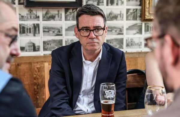El nuevo primer ministro del Reino Unido, Andy Burnham, anunció una reducción del 20 % del impuesto empresarial para pubs, discotecas y salas de conciertos en Inglaterra, como parte de su estrategia para fortalecer el poder adquisitivo y respaldar al sector del entretenimiento. La medida, que entrará en vigor en abril de 2027, se aplicará únicamente en Inglaterra debido a que la política fiscal sobre empresas se administra de forma independiente en cada territorio del Reino Unido. No obstante, la rebaja no beneficiará a las salas de conciertos de mayor capacidad. Burnham aseguró que busca evitar el cierre de establecimientos emblemáticos del país y afirmó que no permanecerá "de brazos cruzados" mientras estos desaparecen. El Gobierno indicó que la iniciativa será financiada mediante una revisión del régimen fiscal aplicado a negocios que, según las autoridades, no generan una contribución positiva, como los relacionados con cigarrillos electrónicos. Aunque el anuncio fue bien recibido por representantes del sector, algunos empresarios consideran que la medida resulta insuficiente frente a la crisis que enfrentan estos negocios. De acuerdo con la British Beer and Pub Association, en el Reino Unido está cerrando aproximadamente un pub por día. En otro ámbito, más de 120 millonarios británicos, entre ellos el exfutbolista Gary Lineker, solicitaron al nuevo Gobierno un aumento de los impuestos para las rentas más altas, al considerar que esa medida podría generar alrededor de 24,000 millones de libras para las finanzas públicas. Asimismo, Burnham anunció la suspensión de una reforma impulsada por el anterior Gobierno que contemplaba la liberación anticipada de unos 6,000 reclusos, al señalar que la seguridad de la población será una prioridad de su administración.