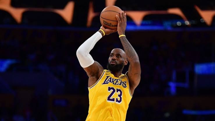 76ers planean usar a LeBron como base organizador