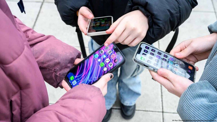 Nueva York aprueba normas para limitar funciones adictivas en redes sociales