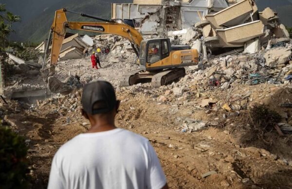 La Guaira enfrenta largas filas y más maquinaria tras terremotos