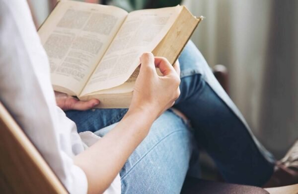 La inteligencia artificial está transformando la experiencia de lectura con herramientas que permiten a los usuarios conversar con un libro en tiempo real, hacer preguntas sobre personajes, tramas o conceptos y recibir respuestas inmediatas, una innovación que también ha reavivado el debate sobre los derechos de autor y la remuneración de escritores y editoriales. Plataformas como Sinai.ai, My Smart Book, Kindle, Audible y ElevenLabs ya incorporan funciones que permiten interactuar con libros electrónicos y audiolibros mediante chatbots, ofreciendo explicaciones sobre el contenido sin que el lector tenga que abandonar la obra. "Se interactúa con el libro como si estuviera vivo; es una experiencia completamente distinta", afirmó Ahmed Kamel, director ejecutivo de Sinai.ai. La tendencia también ha llegado a Amazon. Audible lanzó la función "Ask a Question", mientras que Kindle incorporó "Ask this Book", herramientas que responden preguntas relacionadas con el contenido de la obra que el usuario está leyendo o escuchando. Sin embargo, el avance de esta tecnología ha generado cuestionamientos sobre el uso de obras protegidas por derechos de autor. Mientras empresas como Sinai.ai aseguran que solo utilizan libros de dominio público o cuentan con autorización de autores y editoriales, otras plataformas permiten a los usuarios cargar cualquier libro para interactuar con él mediante inteligencia artificial. Ante este panorama, Sinai.ai afirma haber desarrollado un sistema de "derechos de IA" que remunera a autores y editoriales cuando sus obras son utilizadas por un chatbot, e indicó que mantiene negociaciones con importantes grupos editoriales internacionales. La iniciativa, no obstante, ha encontrado resistencia. En diciembre pasado, la organización estadounidense Authors Guild criticó la herramienta "Ask this Book" de Amazon al considerar que utiliza contenidos sin autorización, no genera ingresos adicionales para los creadores y no ofrece mecanismos para que autores y editoriales acepten o rechacen voluntariamente la participación de sus obras en el sistema. El crecimiento de estas plataformas refleja el impacto de la inteligencia artificial en el mundo editorial, al tiempo que plantea nuevos desafíos legales y comerciales sobre el equilibrio entre la innovación tecnológica y la protección de la propiedad intelectual.