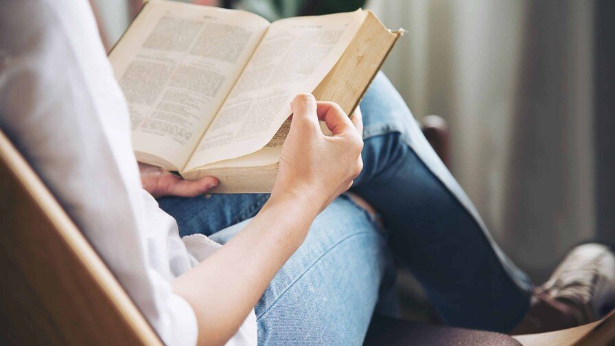 La inteligencia artificial está transformando la experiencia de lectura con herramientas que permiten a los usuarios conversar con un libro en tiempo real, hacer preguntas sobre personajes, tramas o conceptos y recibir respuestas inmediatas, una innovación que también ha reavivado el debate sobre los derechos de autor y la remuneración de escritores y editoriales. Plataformas como Sinai.ai, My Smart Book, Kindle, Audible y ElevenLabs ya incorporan funciones que permiten interactuar con libros electrónicos y audiolibros mediante chatbots, ofreciendo explicaciones sobre el contenido sin que el lector tenga que abandonar la obra. "Se interactúa con el libro como si estuviera vivo; es una experiencia completamente distinta", afirmó Ahmed Kamel, director ejecutivo de Sinai.ai. La tendencia también ha llegado a Amazon. Audible lanzó la función "Ask a Question", mientras que Kindle incorporó "Ask this Book", herramientas que responden preguntas relacionadas con el contenido de la obra que el usuario está leyendo o escuchando. Sin embargo, el avance de esta tecnología ha generado cuestionamientos sobre el uso de obras protegidas por derechos de autor. Mientras empresas como Sinai.ai aseguran que solo utilizan libros de dominio público o cuentan con autorización de autores y editoriales, otras plataformas permiten a los usuarios cargar cualquier libro para interactuar con él mediante inteligencia artificial. Ante este panorama, Sinai.ai afirma haber desarrollado un sistema de "derechos de IA" que remunera a autores y editoriales cuando sus obras son utilizadas por un chatbot, e indicó que mantiene negociaciones con importantes grupos editoriales internacionales. La iniciativa, no obstante, ha encontrado resistencia. En diciembre pasado, la organización estadounidense Authors Guild criticó la herramienta "Ask this Book" de Amazon al considerar que utiliza contenidos sin autorización, no genera ingresos adicionales para los creadores y no ofrece mecanismos para que autores y editoriales acepten o rechacen voluntariamente la participación de sus obras en el sistema. El crecimiento de estas plataformas refleja el impacto de la inteligencia artificial en el mundo editorial, al tiempo que plantea nuevos desafíos legales y comerciales sobre el equilibrio entre la innovación tecnológica y la protección de la propiedad intelectual.