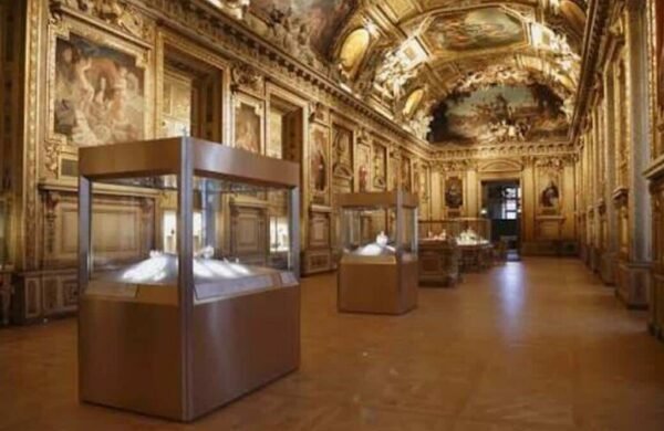 El Museo del Louvre reabrirá este miércoles la Galería de Apolo, uno de los espacios más emblemáticos del antiguo palacio real, aunque lo hará sin las Joyas de la Corona ni las demás piezas de gran valor que permanecían expuestas antes del robo ocurrido en octubre de 2025. Según confirmó el museo, la galería reabrirá con una nueva propuesta museográfica centrada en resaltar la decoración mural, las pinturas y las esculturas que adornan el recinto, luego de retirar las colecciones de objetos preciosos por razones de seguridad. La reapertura se produce nueve meses después del robo de varias joyas históricas, un hecho que obligó al cierre temporal del espacio y a replantear la forma en que estas piezas serán exhibidas en el futuro. De acuerdo con el diario Le Parisien, las joyas que no fueron sustraídas serán trasladadas a una nueva sala de máxima seguridad, sin ventanas y especialmente diseñada para su conservación y protección. El presidente del Louvre, Christophe Leribault, explicó que el objetivo es ofrecer mayores garantías para la preservación de este patrimonio. Entre las piezas que permanecerán fuera de exhibición figura la corona de la emperatriz Eugenia, la cual sufrió daños durante el robo y continúa siendo restaurada por especialistas. Mientras concluyen los trabajos del nuevo espacio, los visitantes podrán recorrer nuevamente la Galería de Apolo y apreciar las obras decorativas realizadas por Charles Le Brun y otros artistas de los siglos XVII y XIX, recuperando así la función ceremonial que caracterizó a este histórico salón del Louvre.