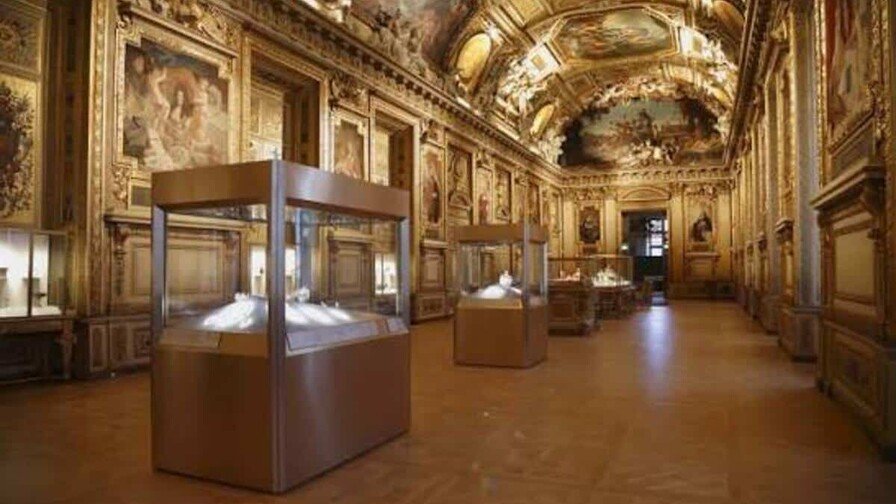 El Museo del Louvre reabrirá este miércoles la Galería de Apolo, uno de los espacios más emblemáticos del antiguo palacio real, aunque lo hará sin las Joyas de la Corona ni las demás piezas de gran valor que permanecían expuestas antes del robo ocurrido en octubre de 2025. Según confirmó el museo, la galería reabrirá con una nueva propuesta museográfica centrada en resaltar la decoración mural, las pinturas y las esculturas que adornan el recinto, luego de retirar las colecciones de objetos preciosos por razones de seguridad. La reapertura se produce nueve meses después del robo de varias joyas históricas, un hecho que obligó al cierre temporal del espacio y a replantear la forma en que estas piezas serán exhibidas en el futuro. De acuerdo con el diario Le Parisien, las joyas que no fueron sustraídas serán trasladadas a una nueva sala de máxima seguridad, sin ventanas y especialmente diseñada para su conservación y protección. El presidente del Louvre, Christophe Leribault, explicó que el objetivo es ofrecer mayores garantías para la preservación de este patrimonio. Entre las piezas que permanecerán fuera de exhibición figura la corona de la emperatriz Eugenia, la cual sufrió daños durante el robo y continúa siendo restaurada por especialistas. Mientras concluyen los trabajos del nuevo espacio, los visitantes podrán recorrer nuevamente la Galería de Apolo y apreciar las obras decorativas realizadas por Charles Le Brun y otros artistas de los siglos XVII y XIX, recuperando así la función ceremonial que caracterizó a este histórico salón del Louvre.